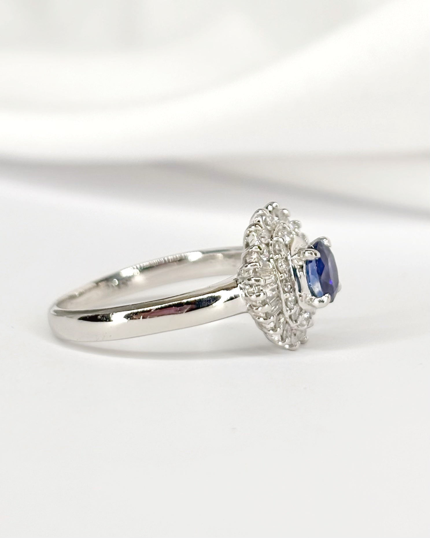 Anillo Marguerite Zafiro 0,44 quilates, Diamantes 0,32 quilates y Platino 5,73 g "Linette"