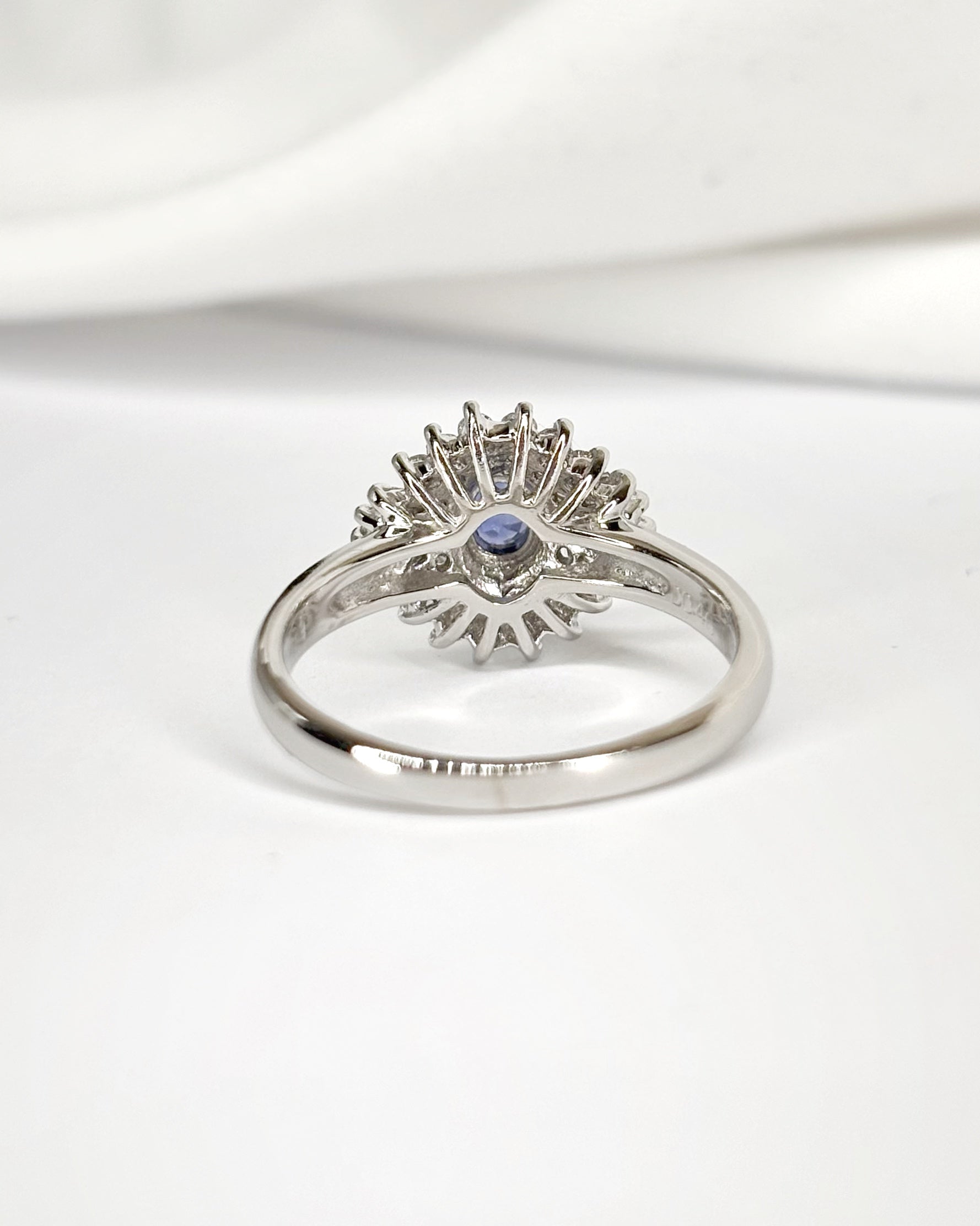 Anillo Marguerite Zafiro 0,44 quilates, Diamantes 0,32 quilates y Platino 5,73 g "Linette"