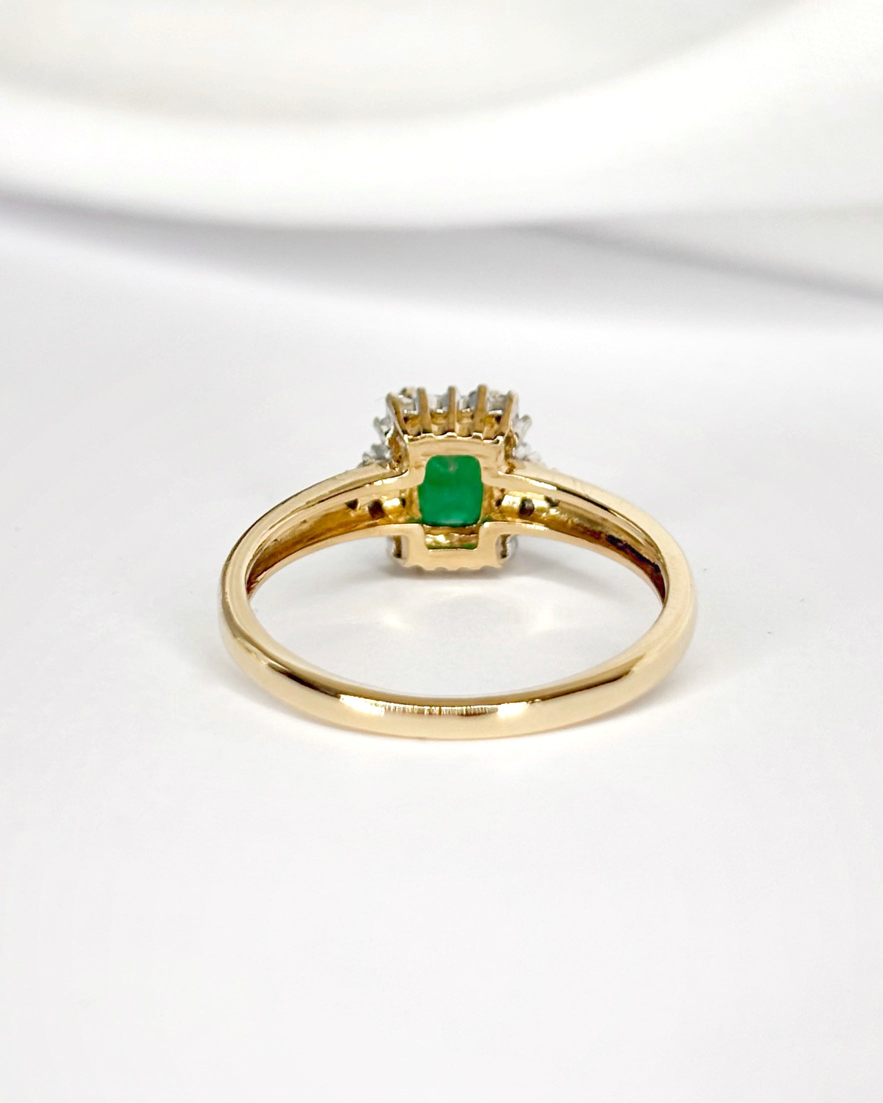 Anillo Margarita Esmeralda 0,50 quilates y Diamantes 0,26 quilates "Antoinette"