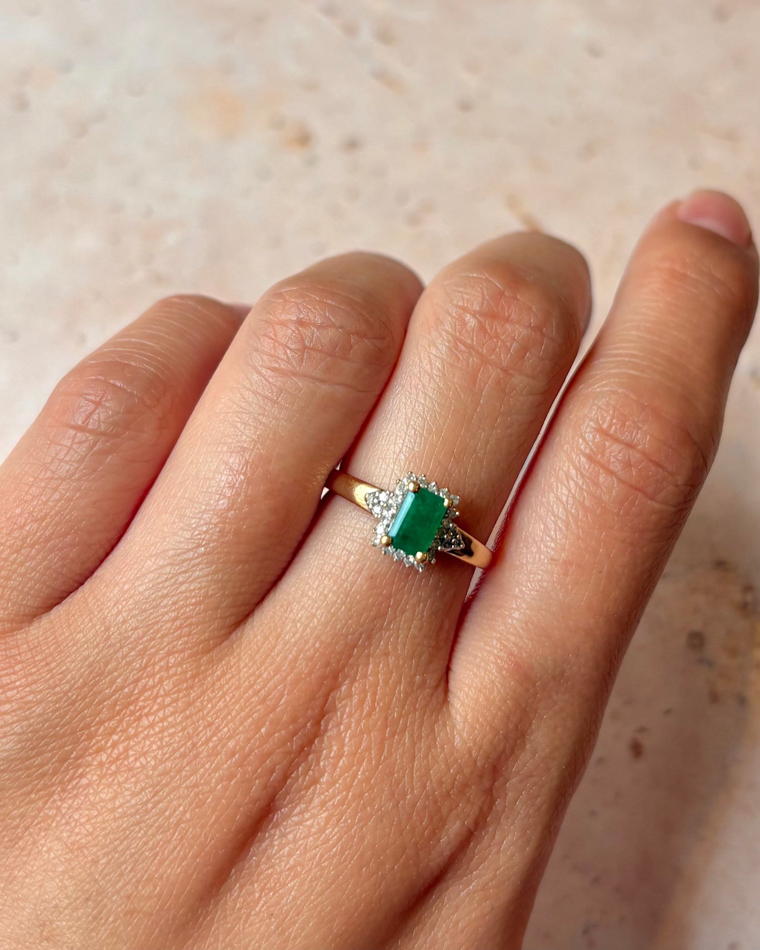 Anillo Margarita Esmeralda 0,50 quilates y Diamantes 0,26 quilates "Antoinette"