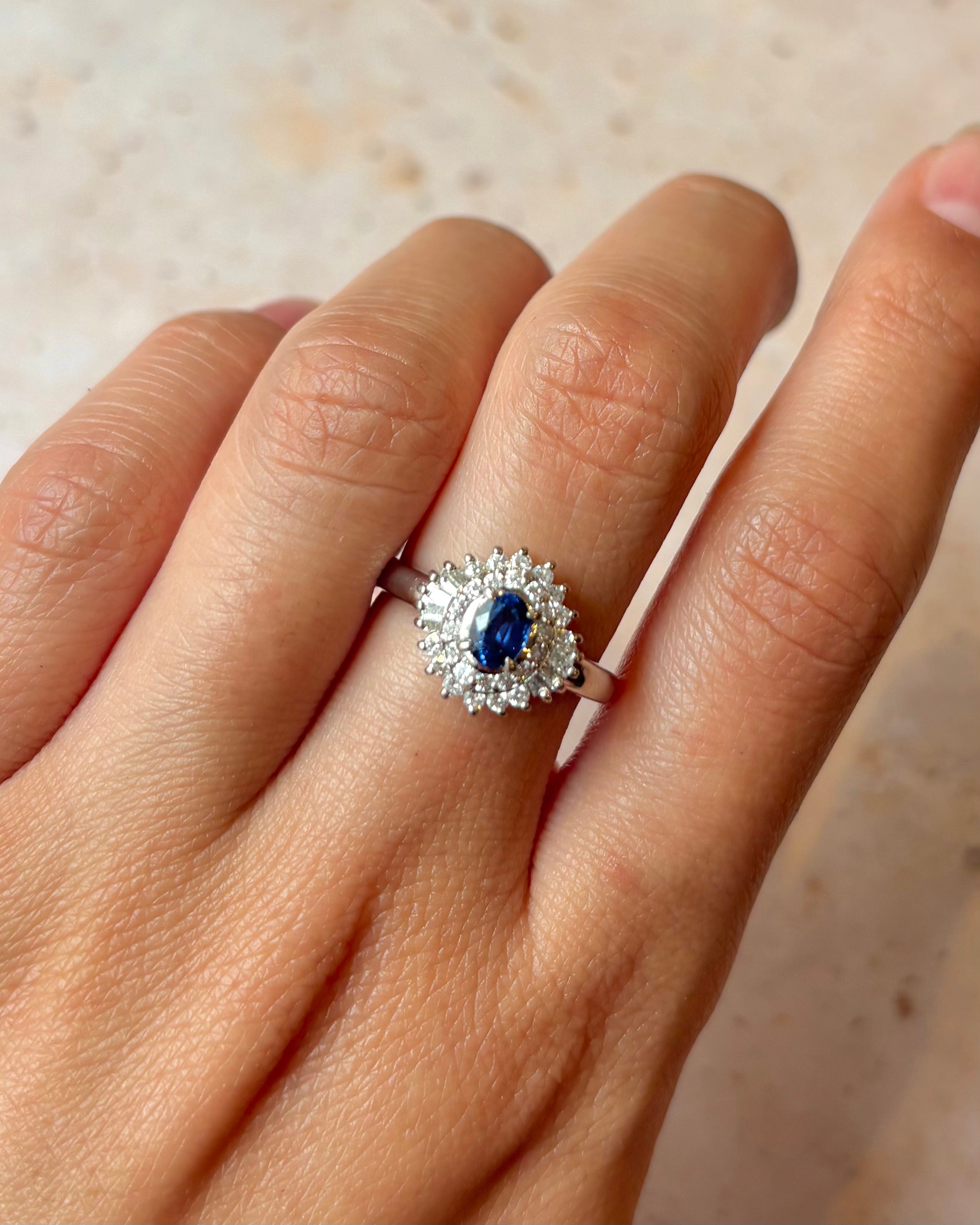 Anillo Marguerite Zafiro 0,44 quilates, Diamantes 0,32 quilates y Platino 5,73 g "Linette"