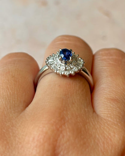 Anillo Marguerite Zafiro 0,44 quilates, Diamantes 0,32 quilates y Platino 5,73 g "Linette"