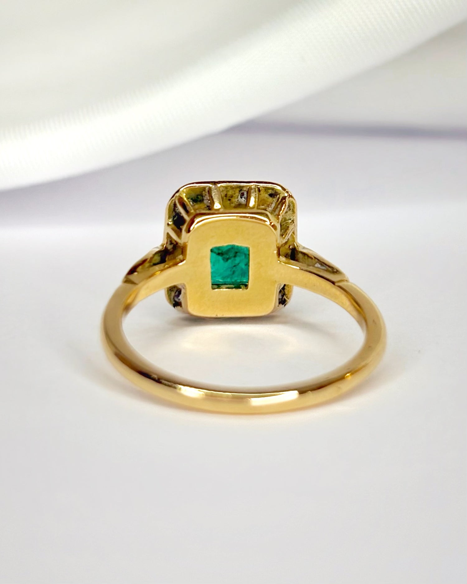 Anillo estilo Art Déco con esmeralda de 1 quilate y diamantes de 0,24 quilates "Charlène"