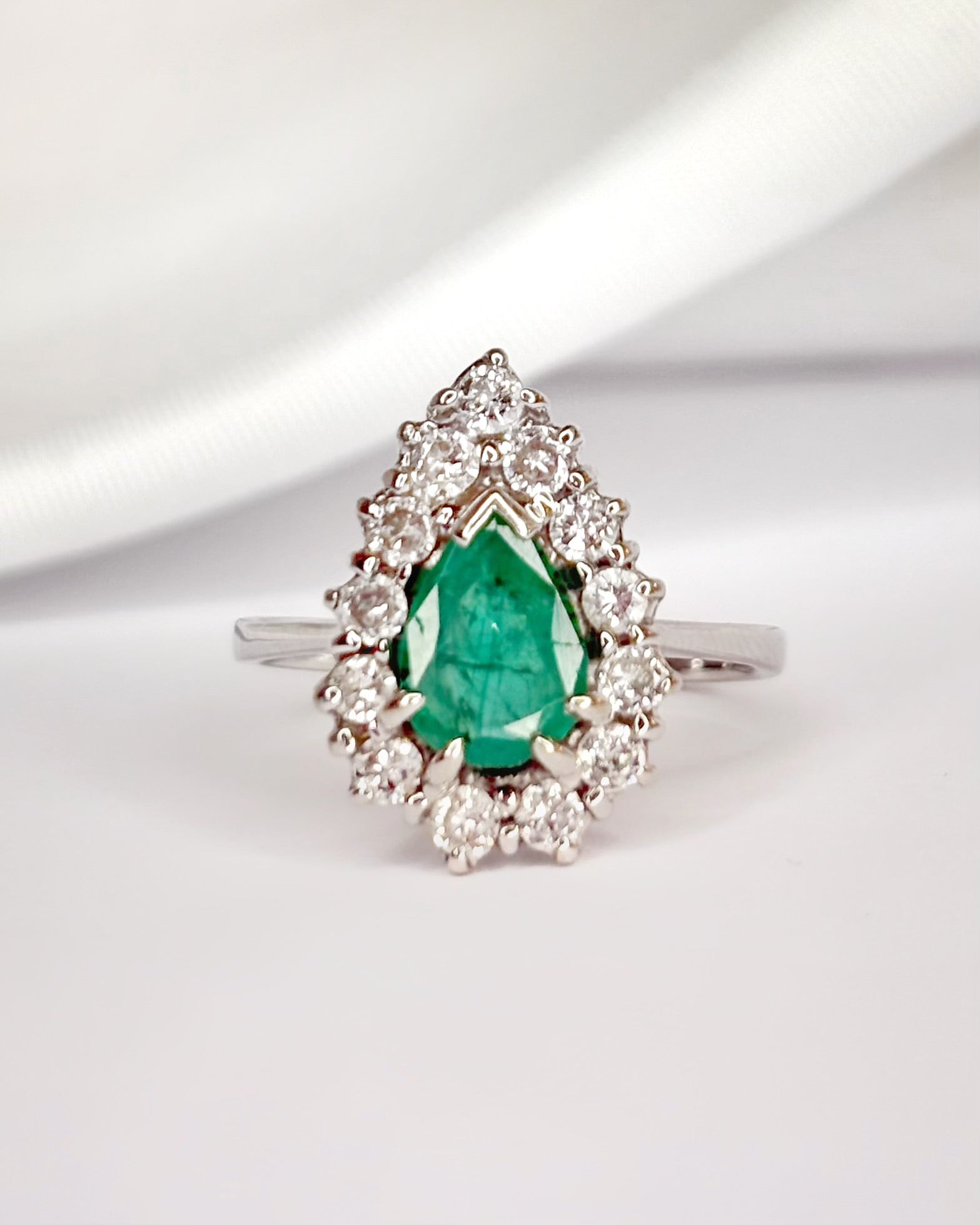 Anillo Marguerite Pera Esmeralda 0,95 quilates y Diamantes 0,65 quilates "Ylayia"