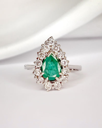 Anillo Marguerite Pera Esmeralda 0,95 quilates y Diamantes 0,65 quilates "Ylayia"