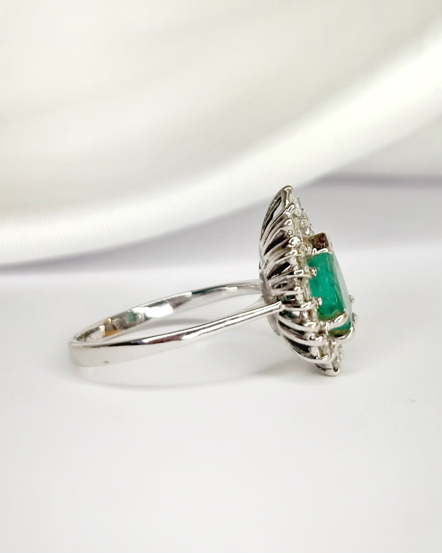 Anillo Marguerite Pera Esmeralda 0,95 quilates y Diamantes 0,65 quilates "Ylayia"