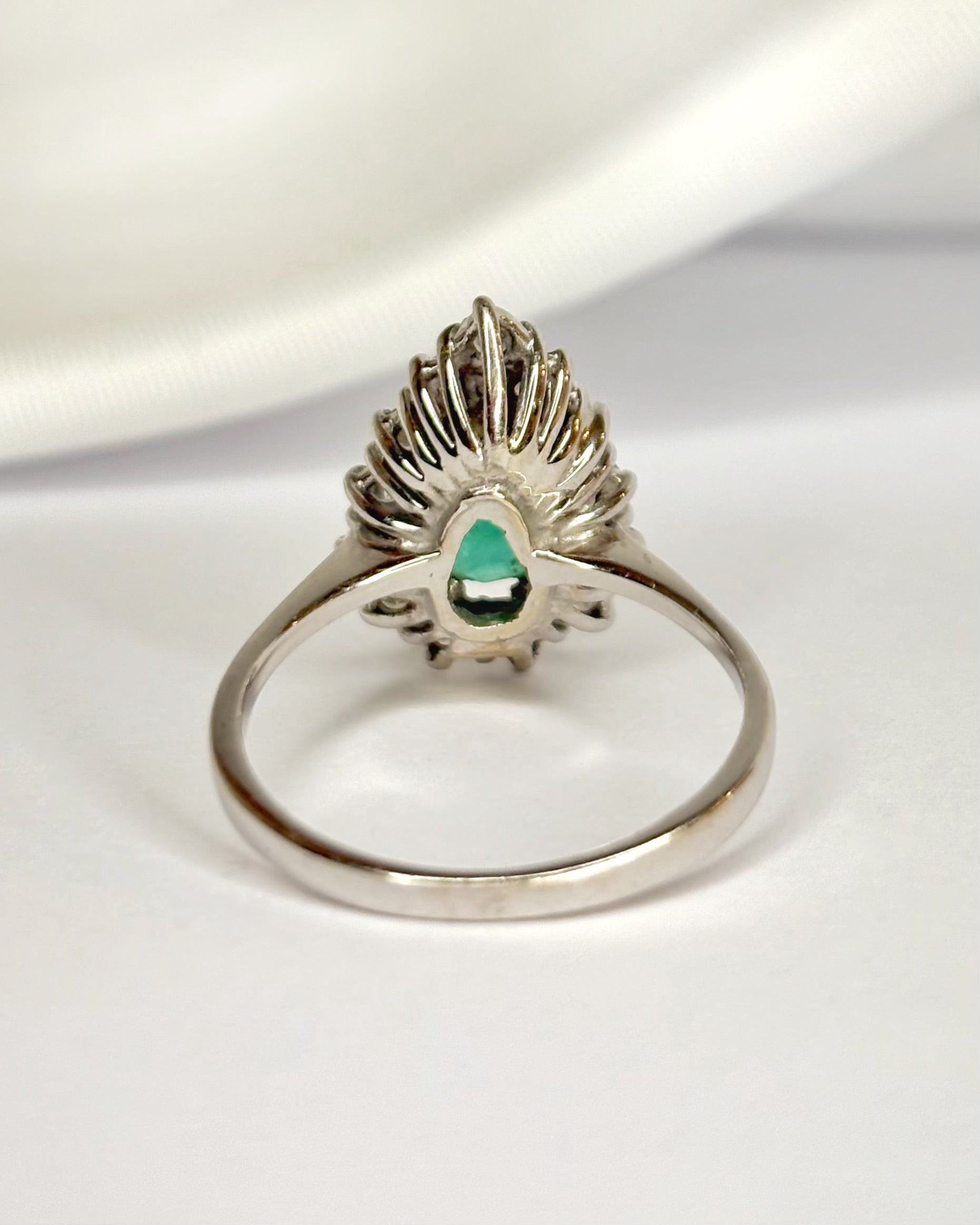 Anillo Marguerite Pera Esmeralda 0,95 quilates y Diamantes 0,65 quilates "Ylayia"