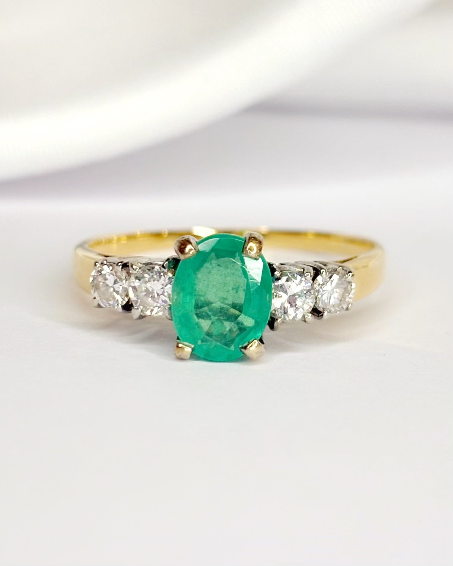 Anillo Trilogía Esmeralda 1.27 quilates y Diamantes 0.36 quilates "Manon"