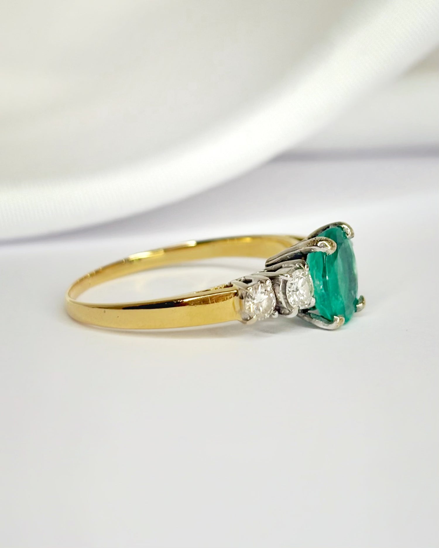 Anillo Trilogía Esmeralda 1.27 quilates y Diamantes 0.36 quilates "Manon"
