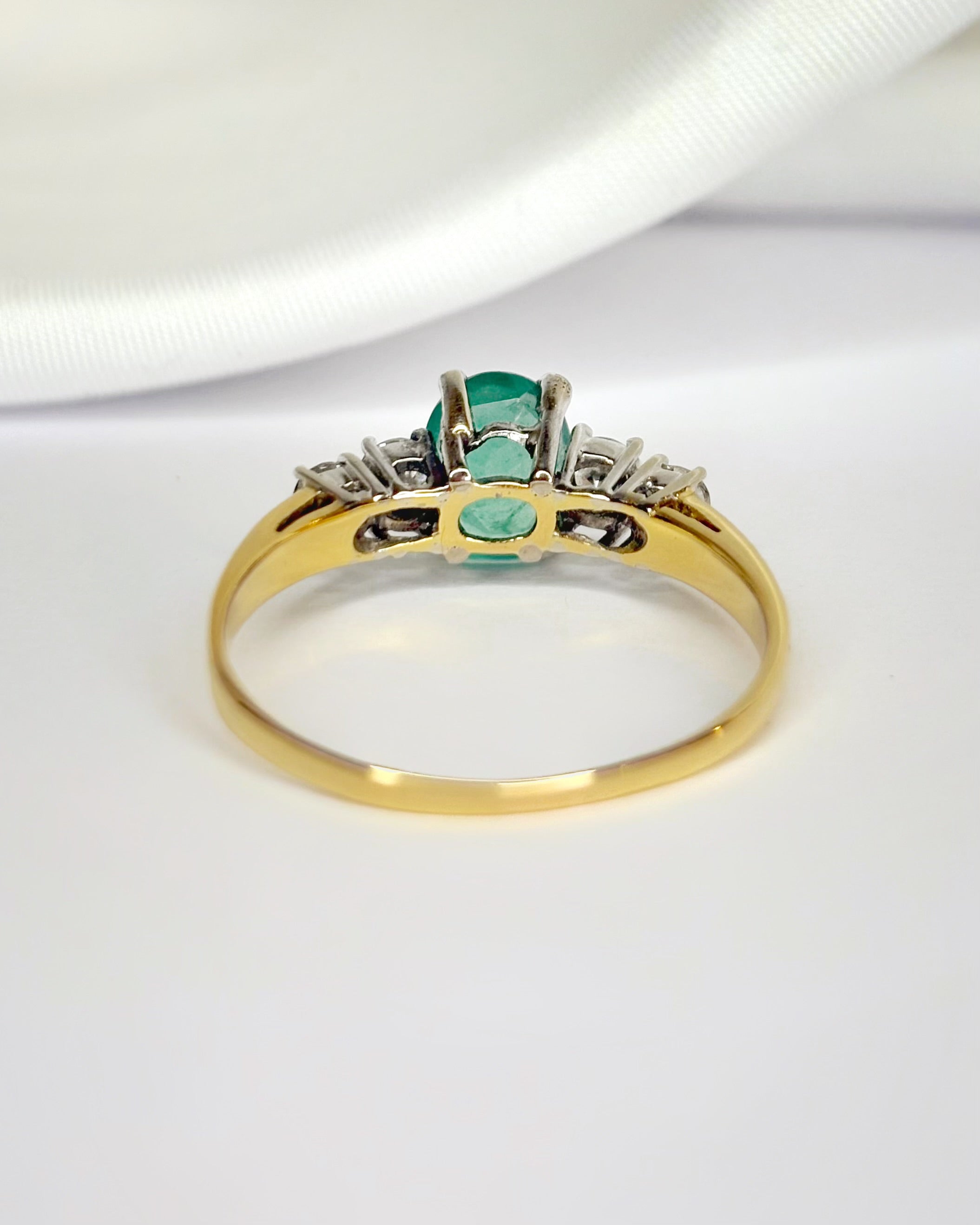 Anillo Trilogía Esmeralda 1.27 quilates y Diamantes 0.36 quilates "Manon"