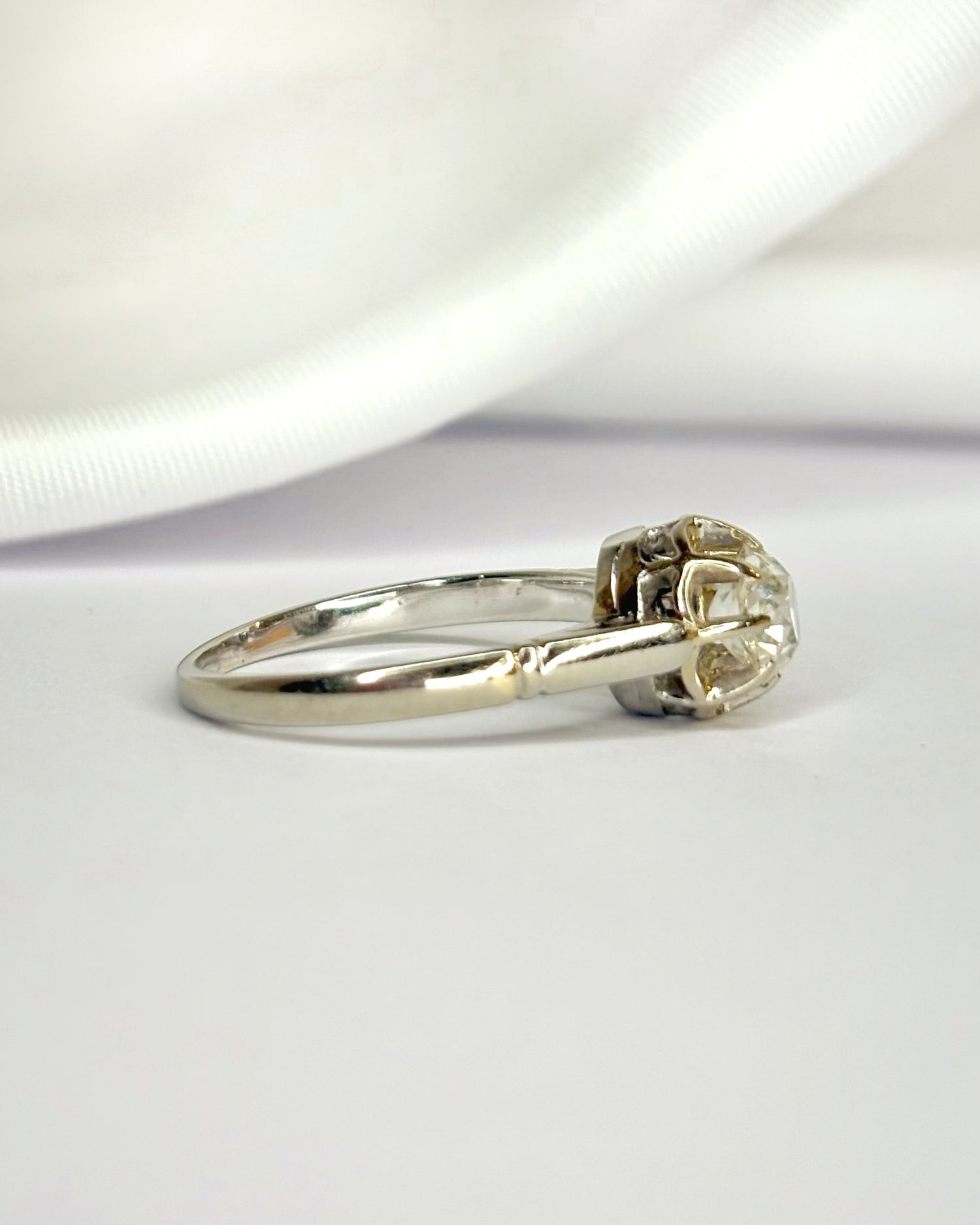 Anillo solitario Art Déco con diamante de 0,65 quilates "Laurence"