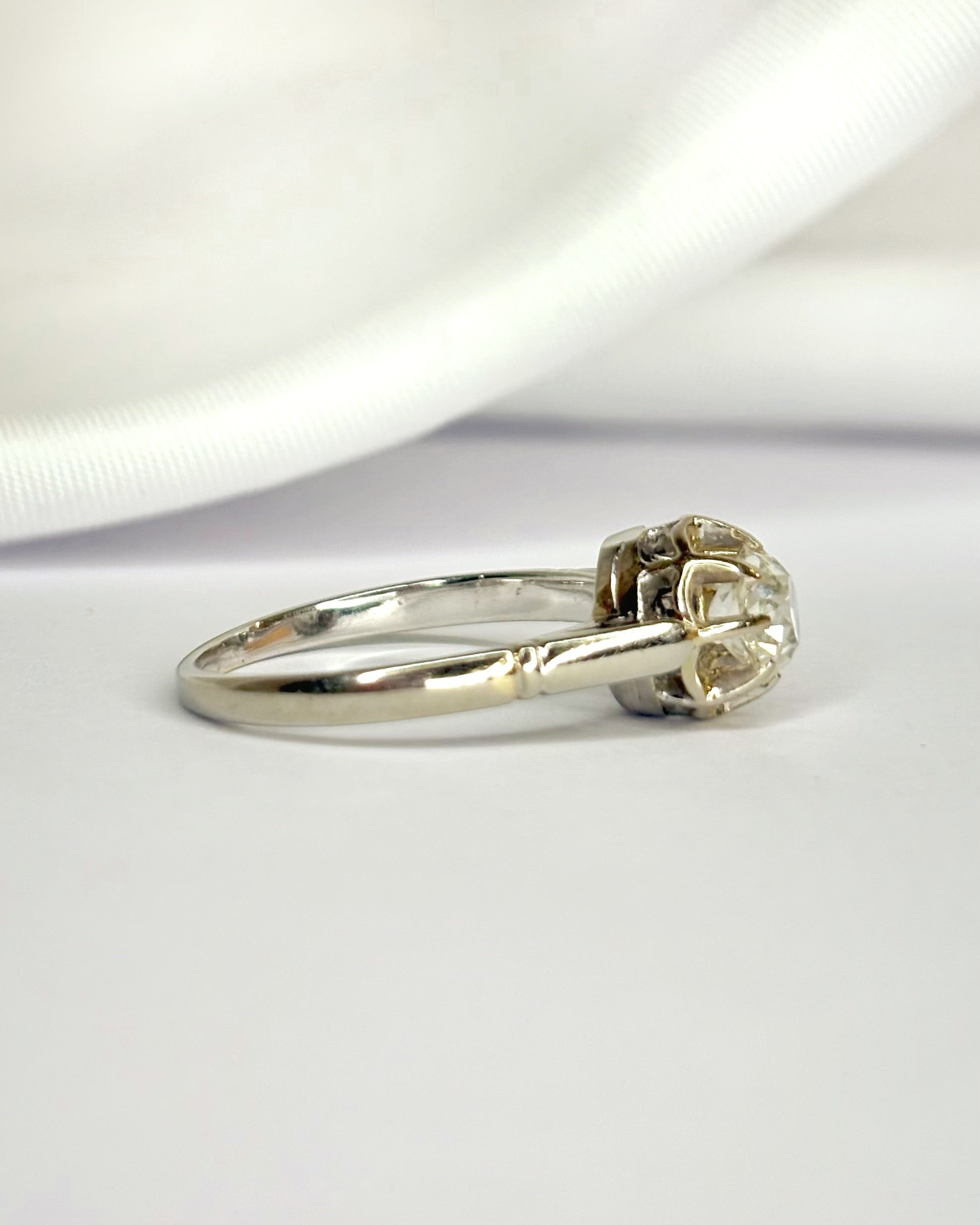 Anillo solitario Art Déco con diamante de 0,65 quilates "Laurence"