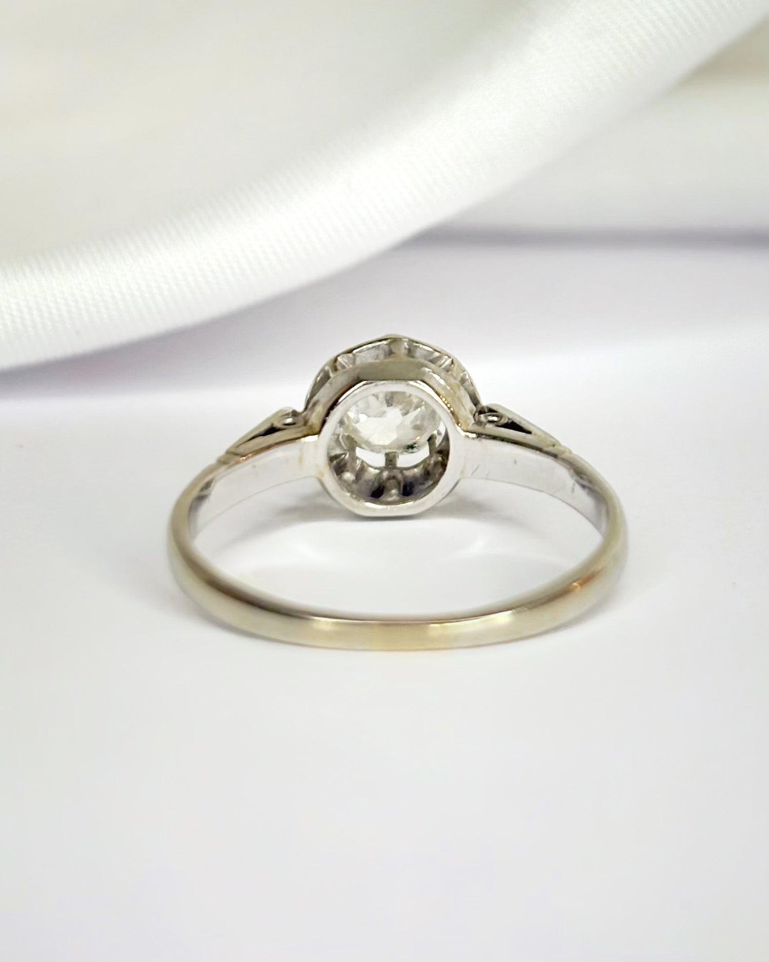 Anillo solitario Art Déco con diamante de 0,65 quilates "Laurence"