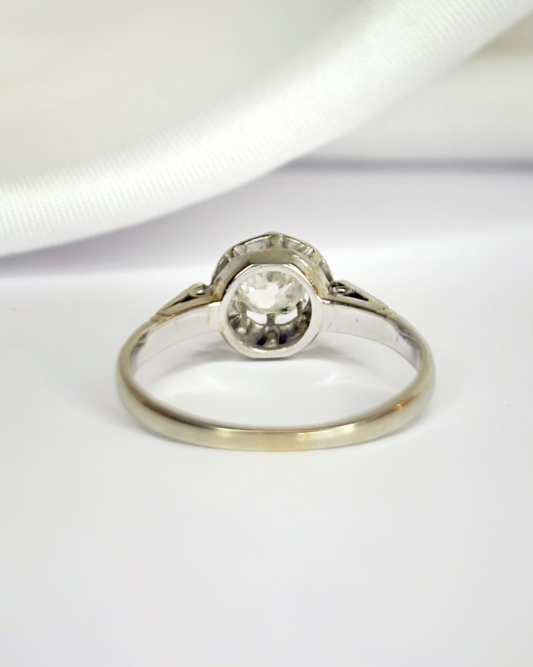 Anillo solitario Art Déco con diamante de 0,65 quilates "Laurence"