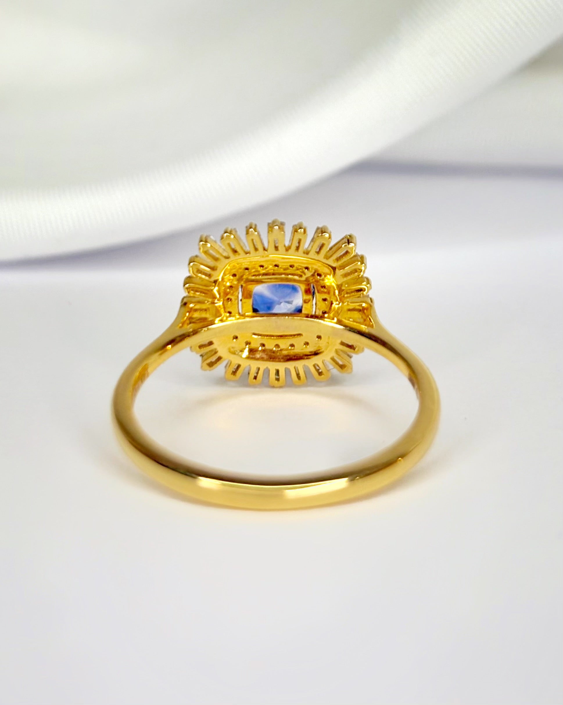 Anillo Marguerite Zafiro 0,75 quilates y Diamantes 0,37 quilates "Jade"