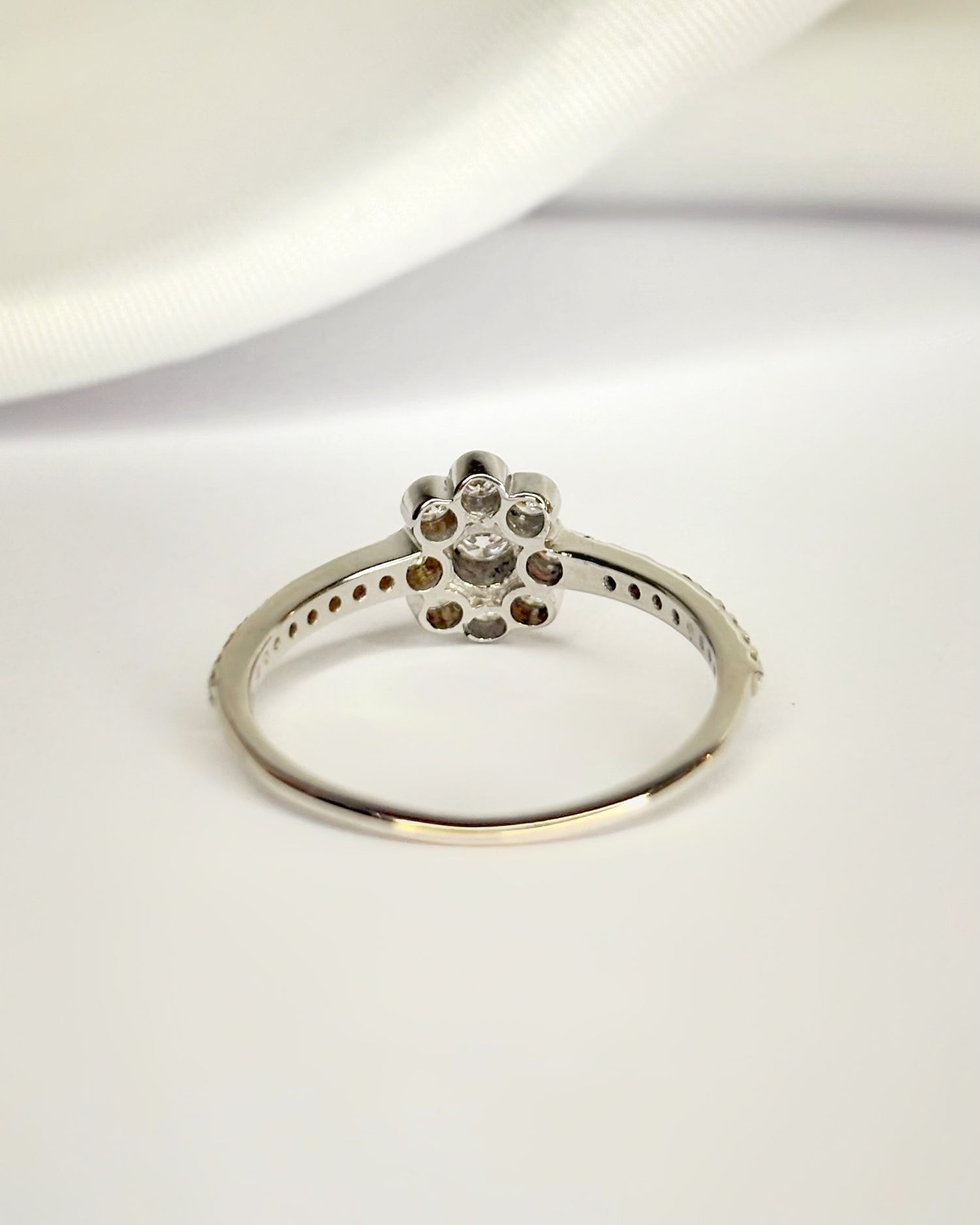 Anillo Flor con Diamantes 0,47 quilates "Anissa"