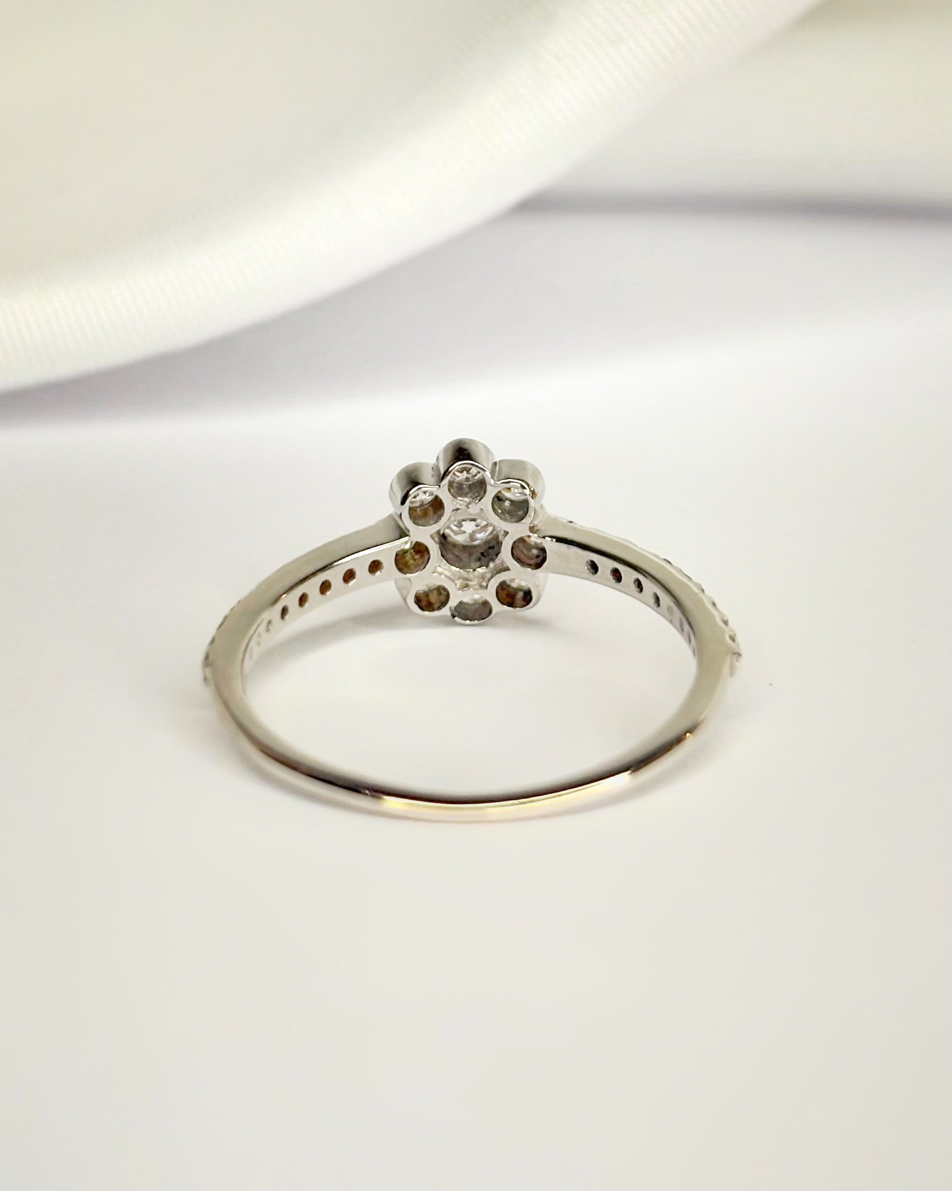 Anillo Flor con Diamantes 0,47 quilates "Anissa"