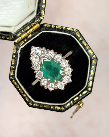 Anillo Marguerite Pera Esmeralda 0,95 quilates y Diamantes 0,65 quilates "Ylayia"