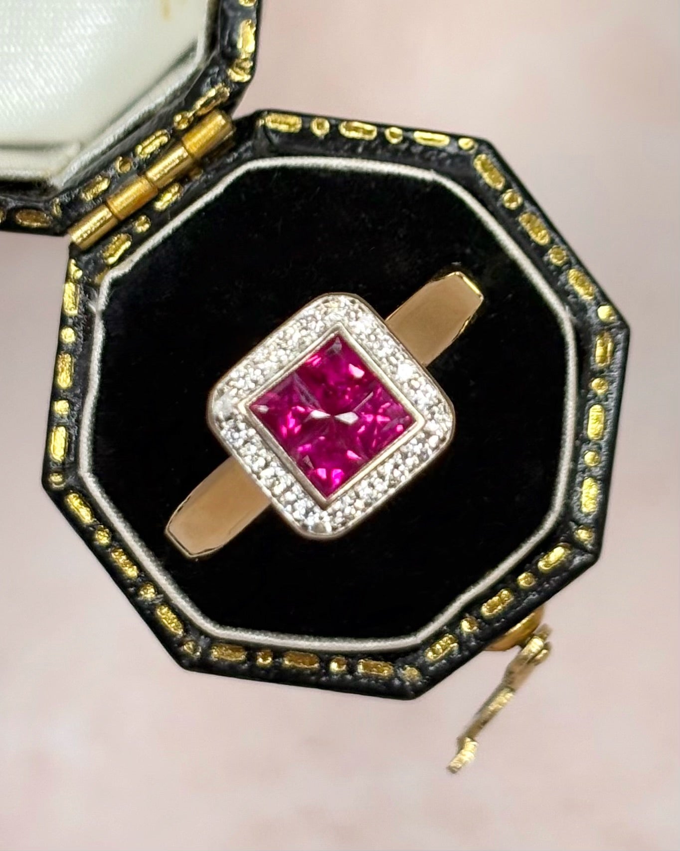 Bague Style Art-Déco Rubis 0.80 carat &amp; Diamants 0.22 carat "Tania"