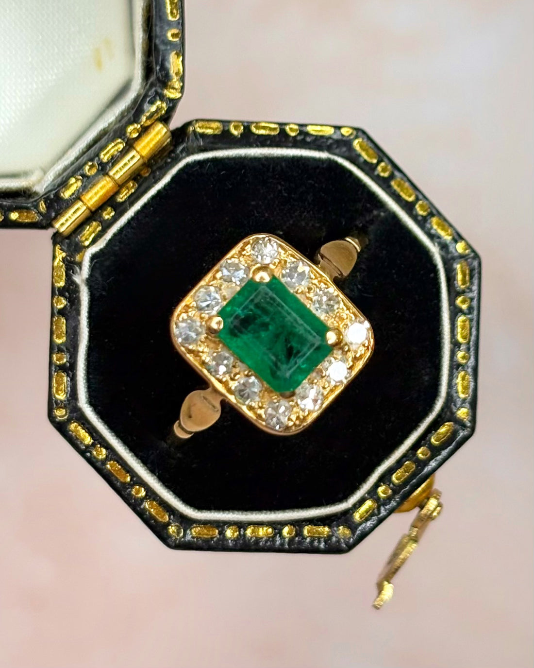 Bague Style Art-Déco Émeraude 1 carat &amp; Diamants 0.24 carat "Charlène"