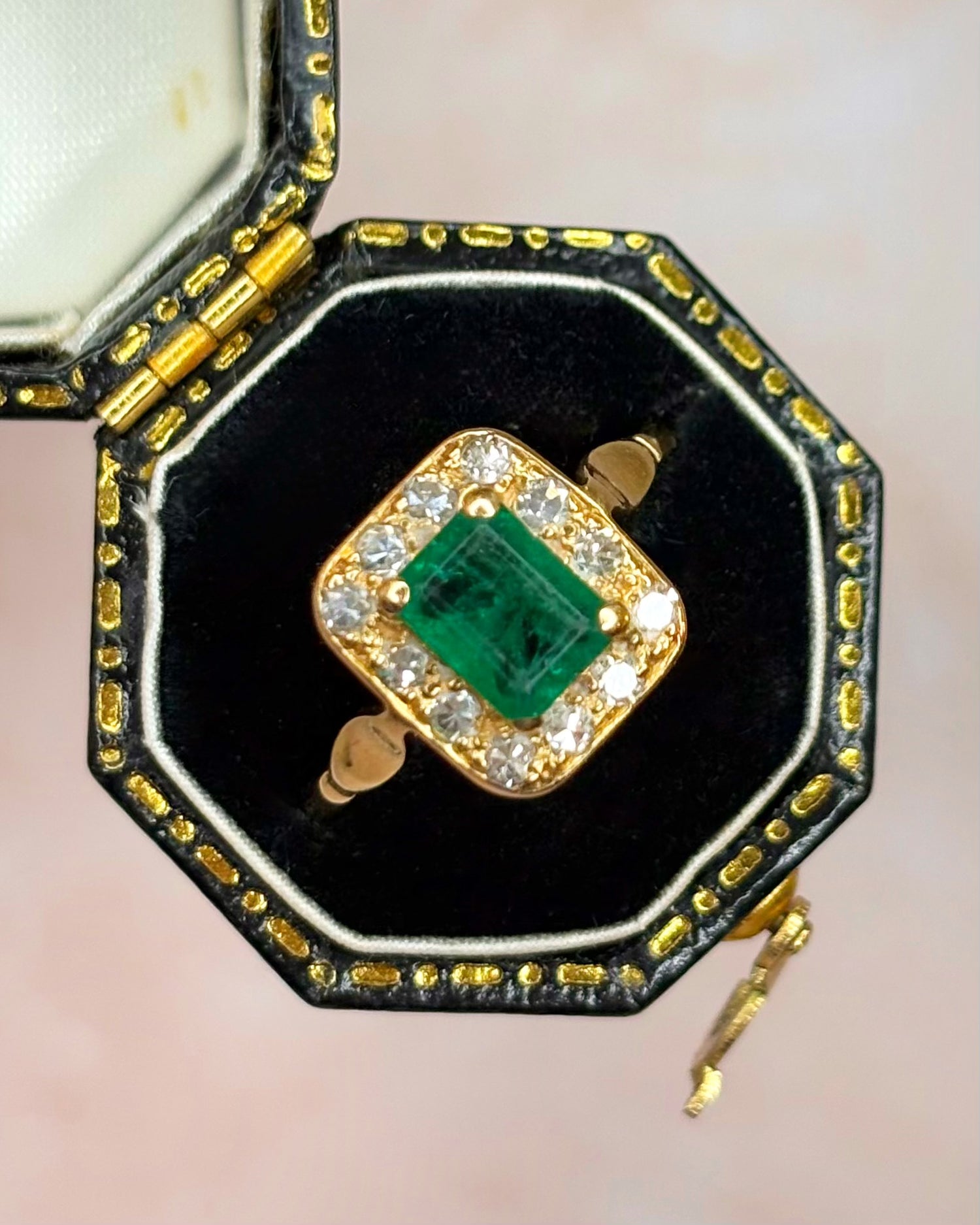 Anillo estilo Art Déco con esmeralda de 1 quilate y diamantes de 0,24 quilates "Charlène"