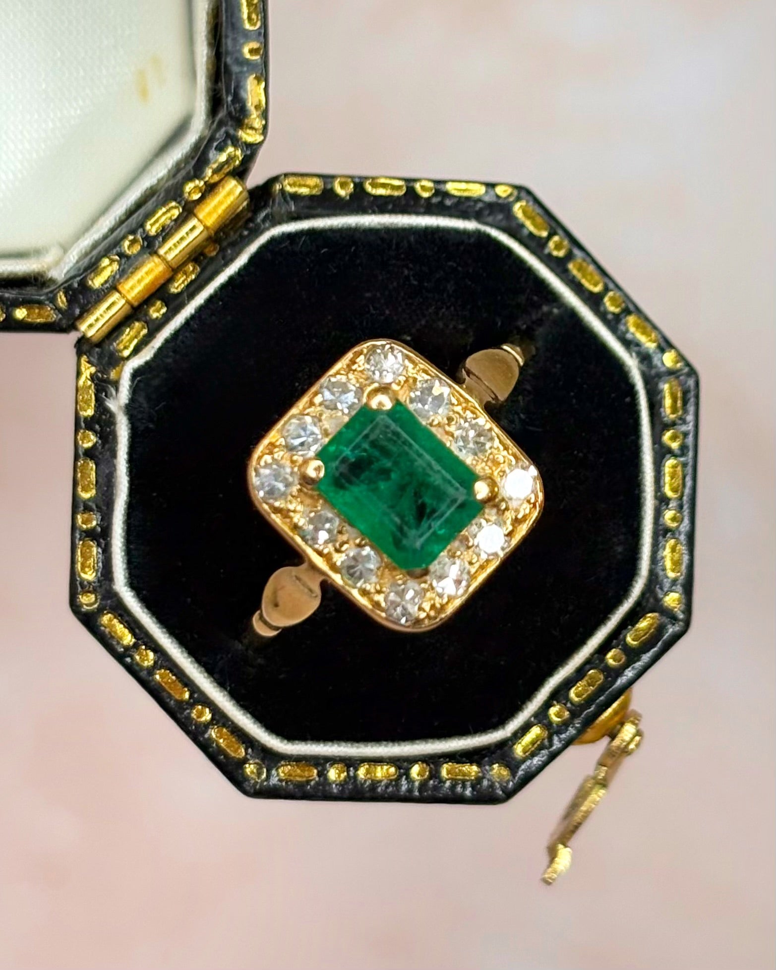 Anillo estilo Art Déco con esmeralda de 1 quilate y diamantes de 0,24 quilates "Charlène"