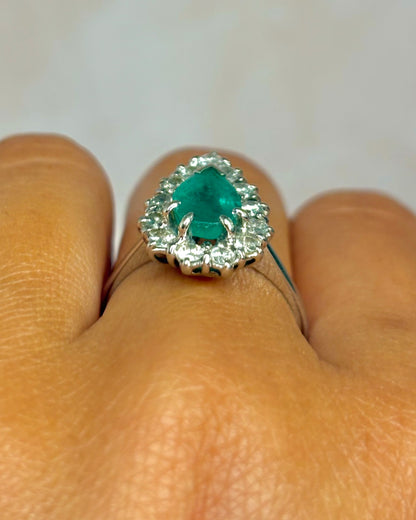 Anillo Marguerite Pera Esmeralda 0,95 quilates y Diamantes 0,65 quilates "Ylayia"