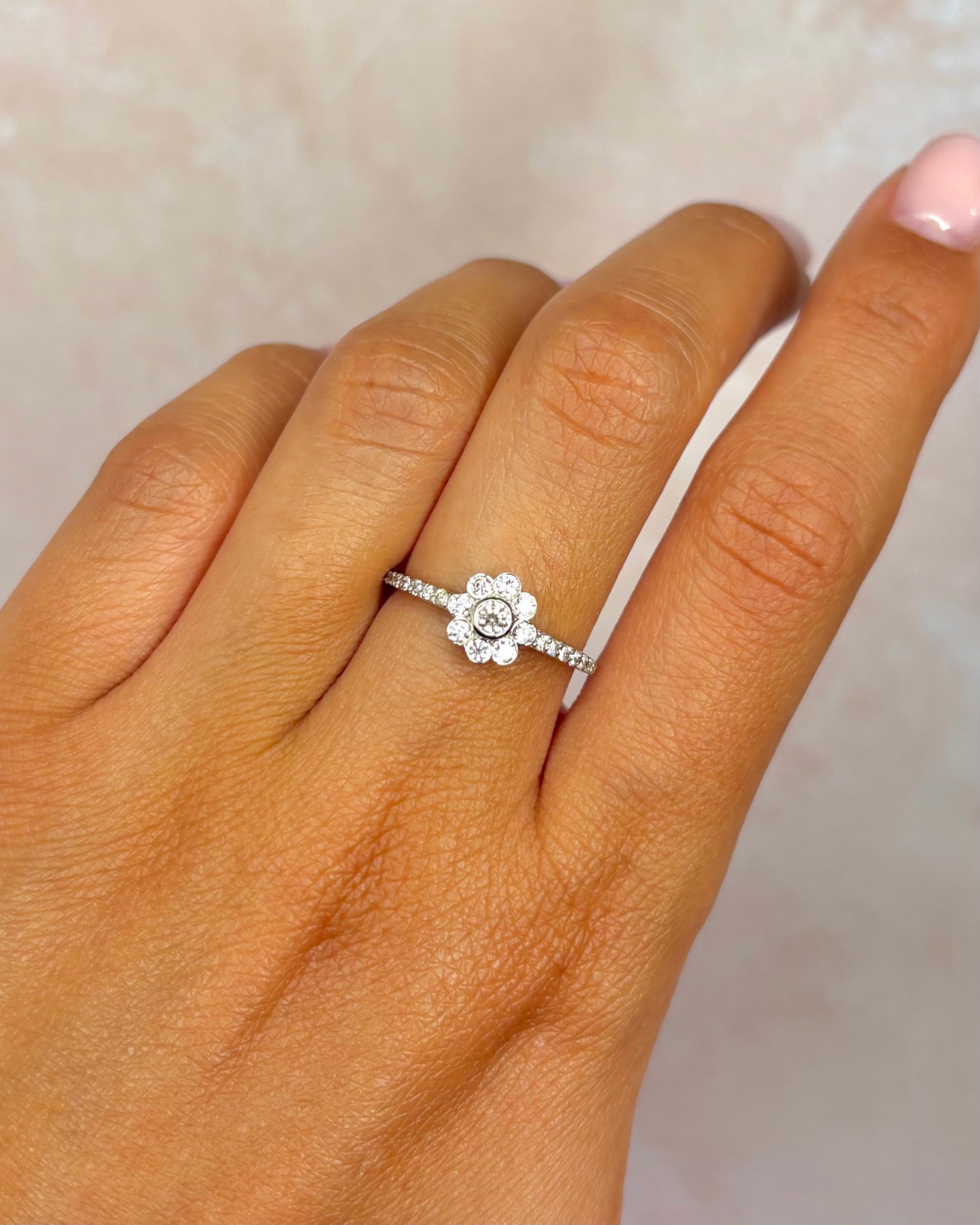 Anillo Flor con Diamantes 0,47 quilates "Anissa"