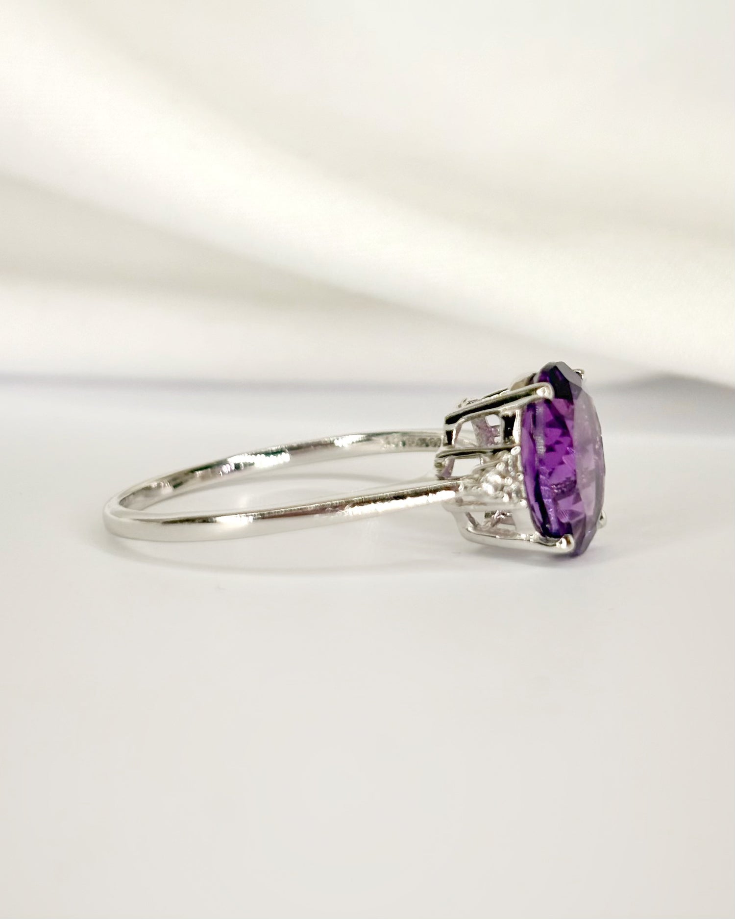 Bague Trilogie Améthyste 2.35 carats &amp; Topazes Blanches "April"