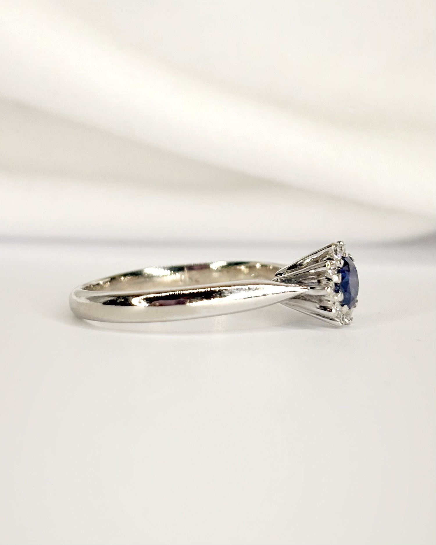 Bague Marguerite Saphir 0.56 carat &amp; Diamants "Silvia"