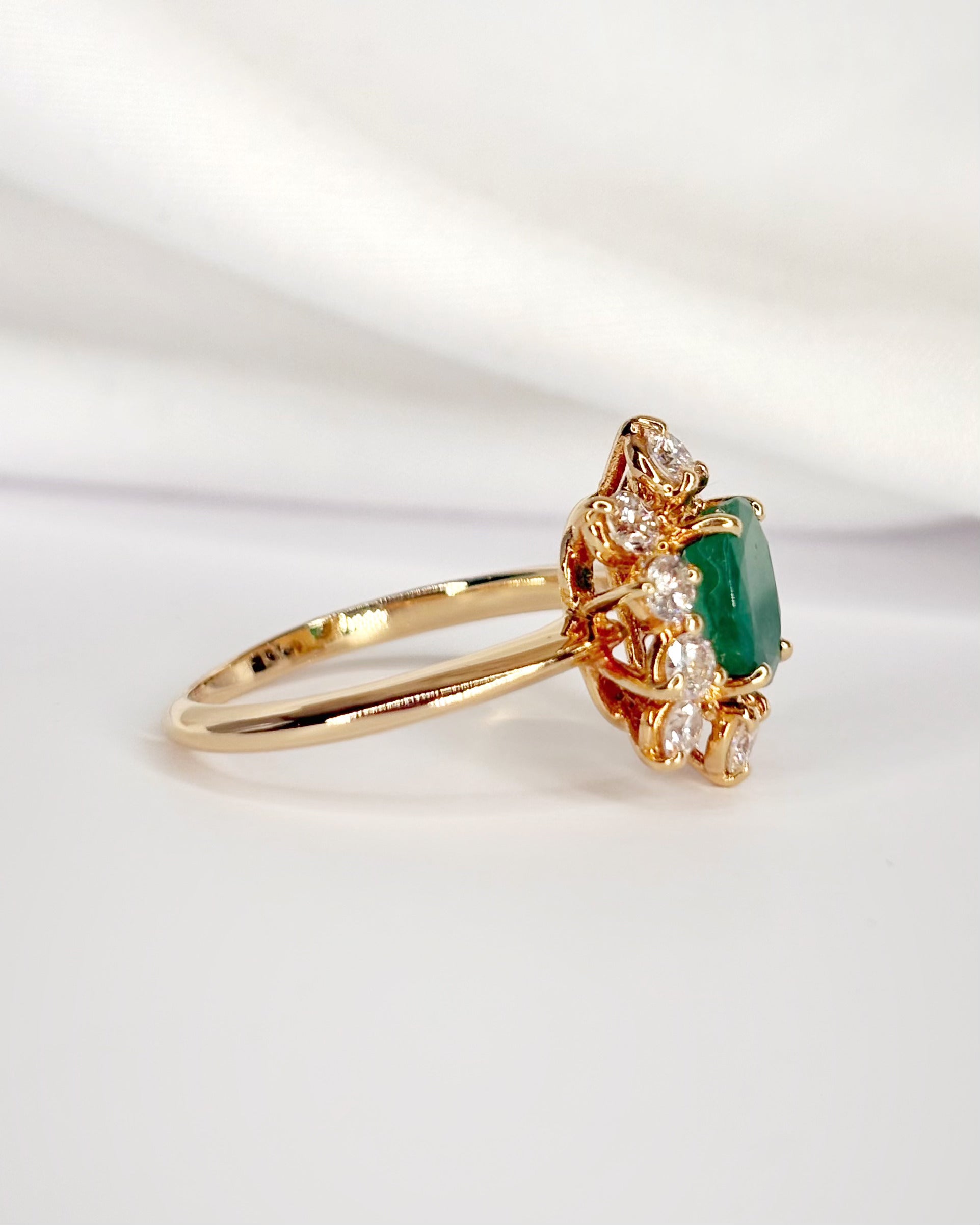 Bague Marguerite Émeraude 0.75 carat &amp; Diamants 0.70 carat 4.16g "Émilia"
