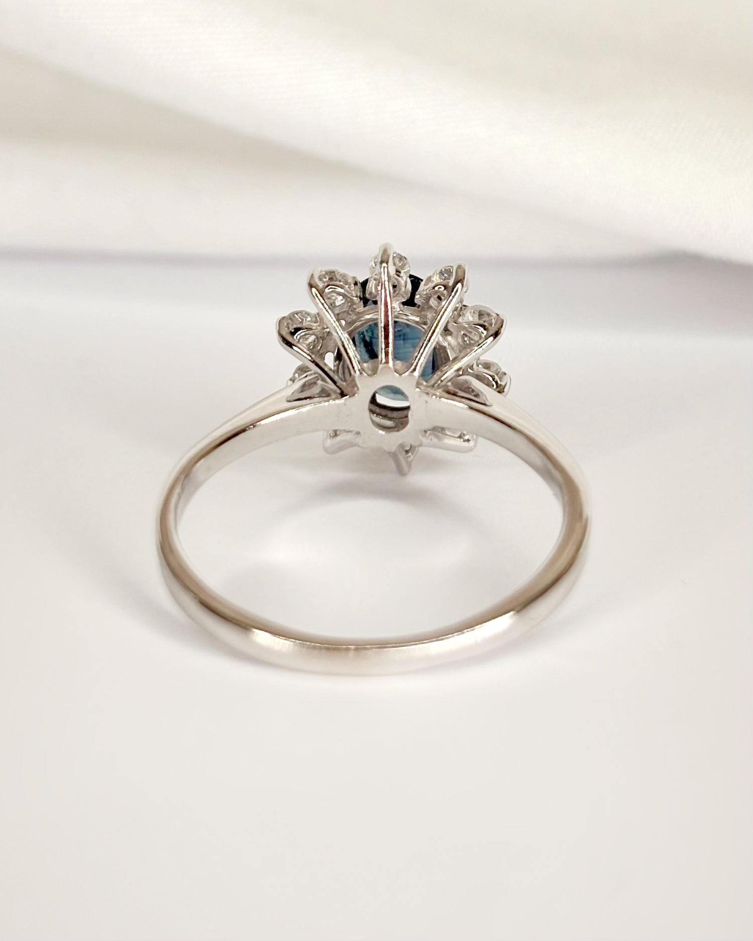 Bague Marguerite Saphir 1 carat &amp; Diamants 0.25 carat "Loreleï"