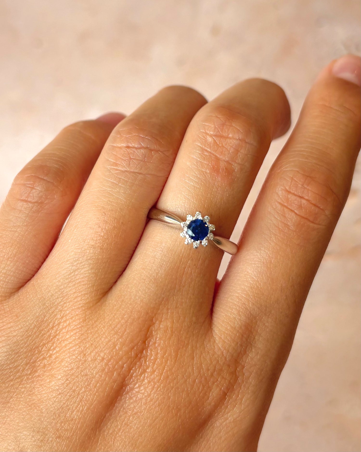 Bague Marguerite Saphir 0.56 carat &amp; Diamants "Silvia"