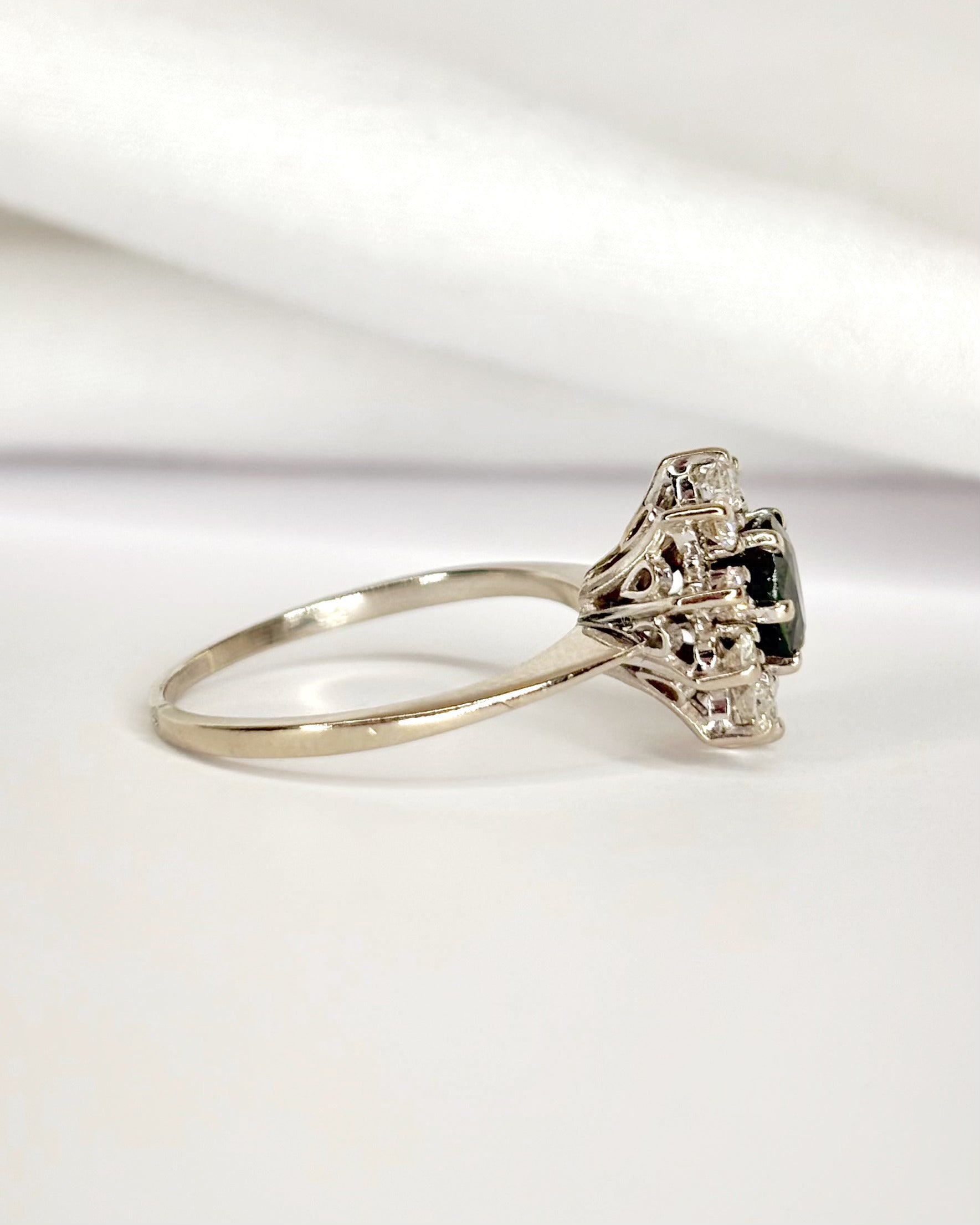 Bague Marguerite Saphir 0.80 carat &amp; Diamants 0.30 carat "Fabienne"