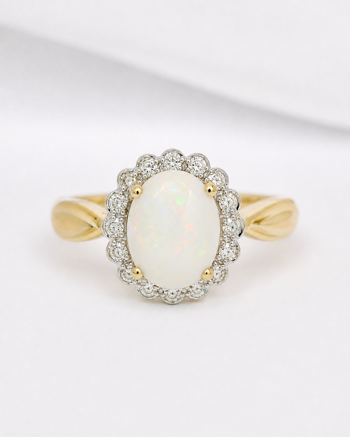 Anillo margarita de ópalo de 0.98 quilates y diamantes de 0.24 quilates «Hinaya»