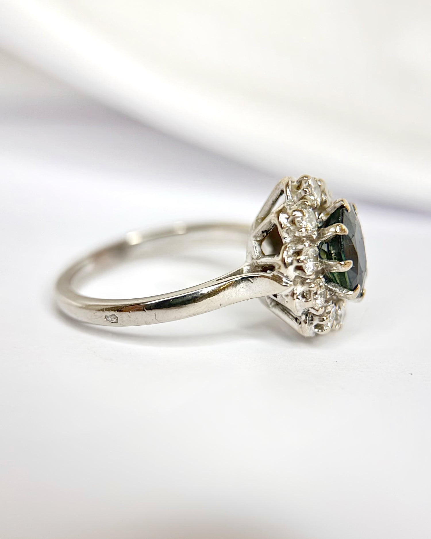 Anillo Margarita de zafiro de 1.30 quilates y diamantes de 0.60 quilates «Christelle»