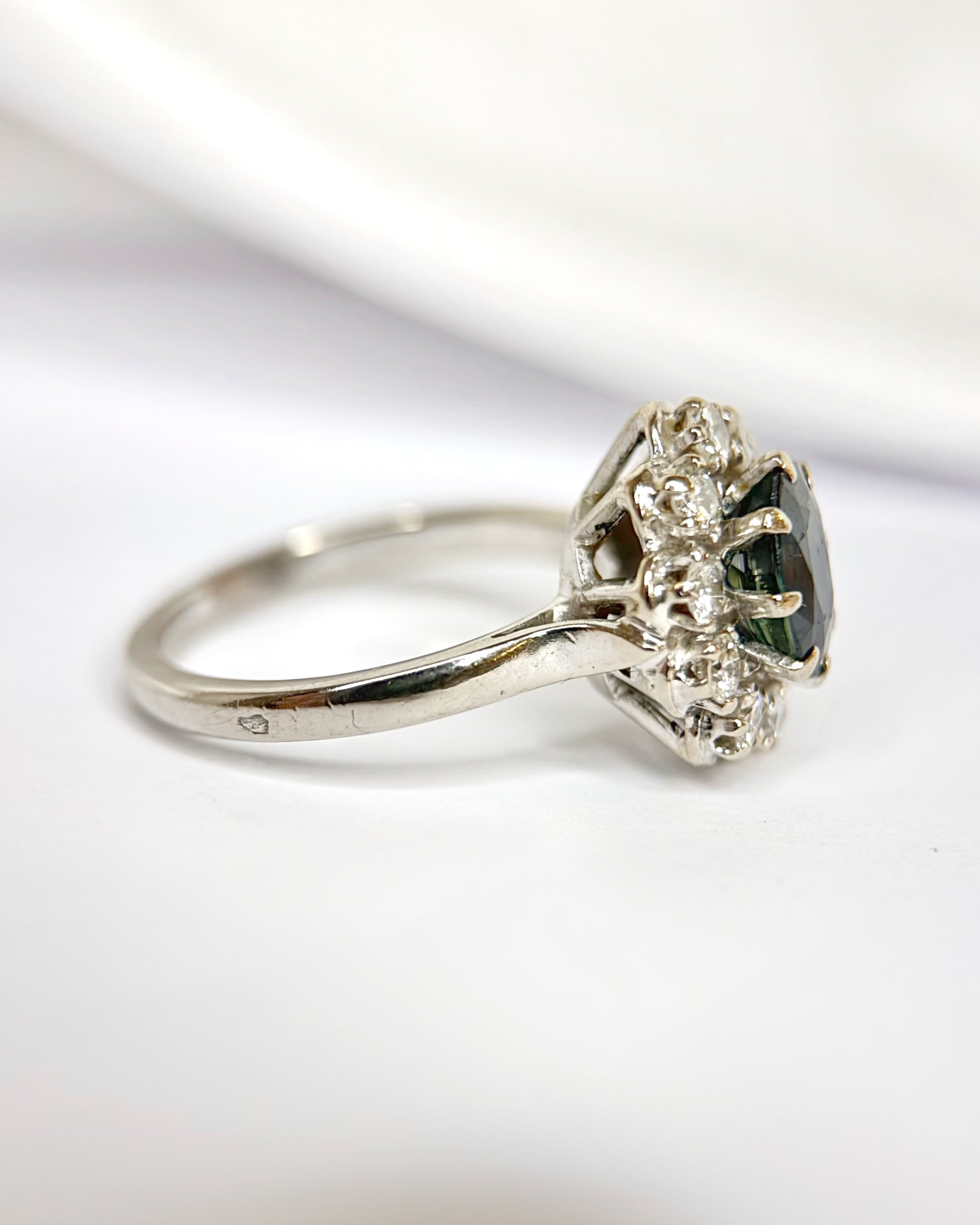 Anillo Margarita de zafiro de 1.30 quilates y diamantes de 0.60 quilates «Christelle»