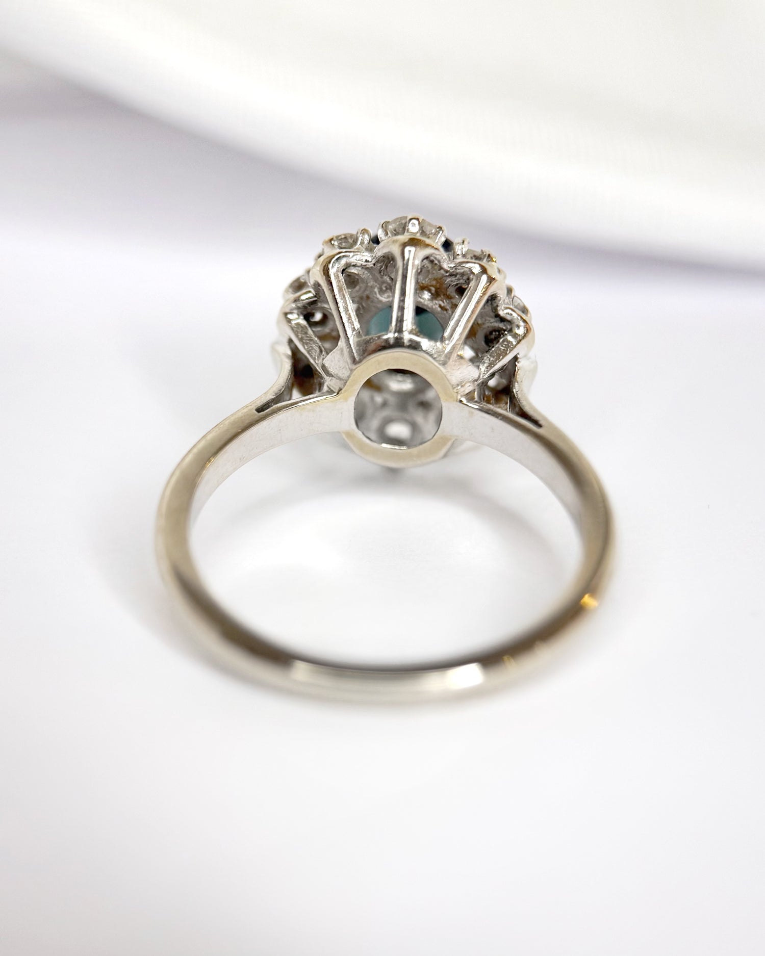 Anillo Margarita de zafiro de 1.30 quilates y diamantes de 0.60 quilates «Christelle»