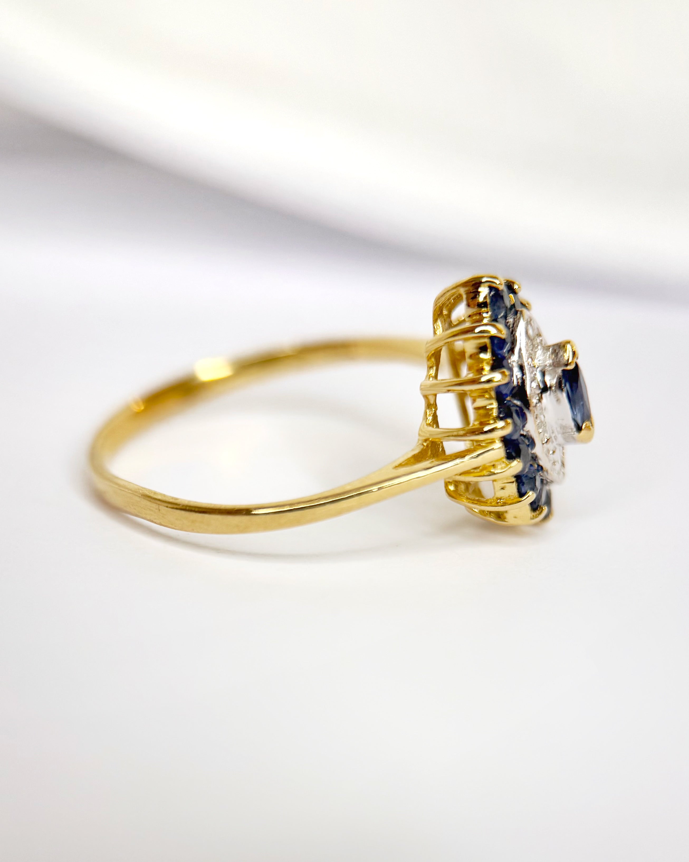 Anillo Marquise con zafiros de 0.47 quilates y diamantes «Angel»
