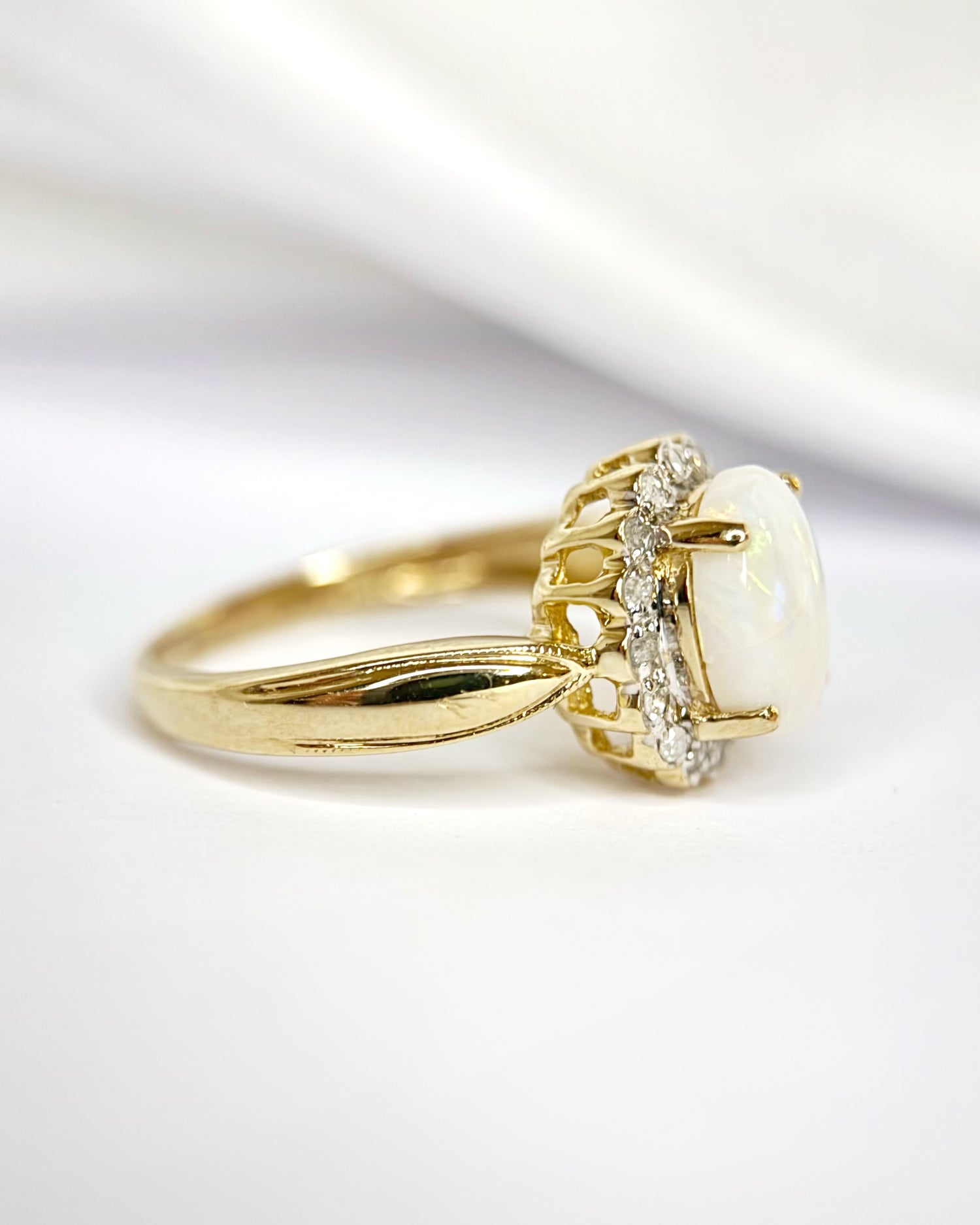 Anillo margarita de ópalo de 0.98 quilates y diamantes de 0.24 quilates «Hinaya»