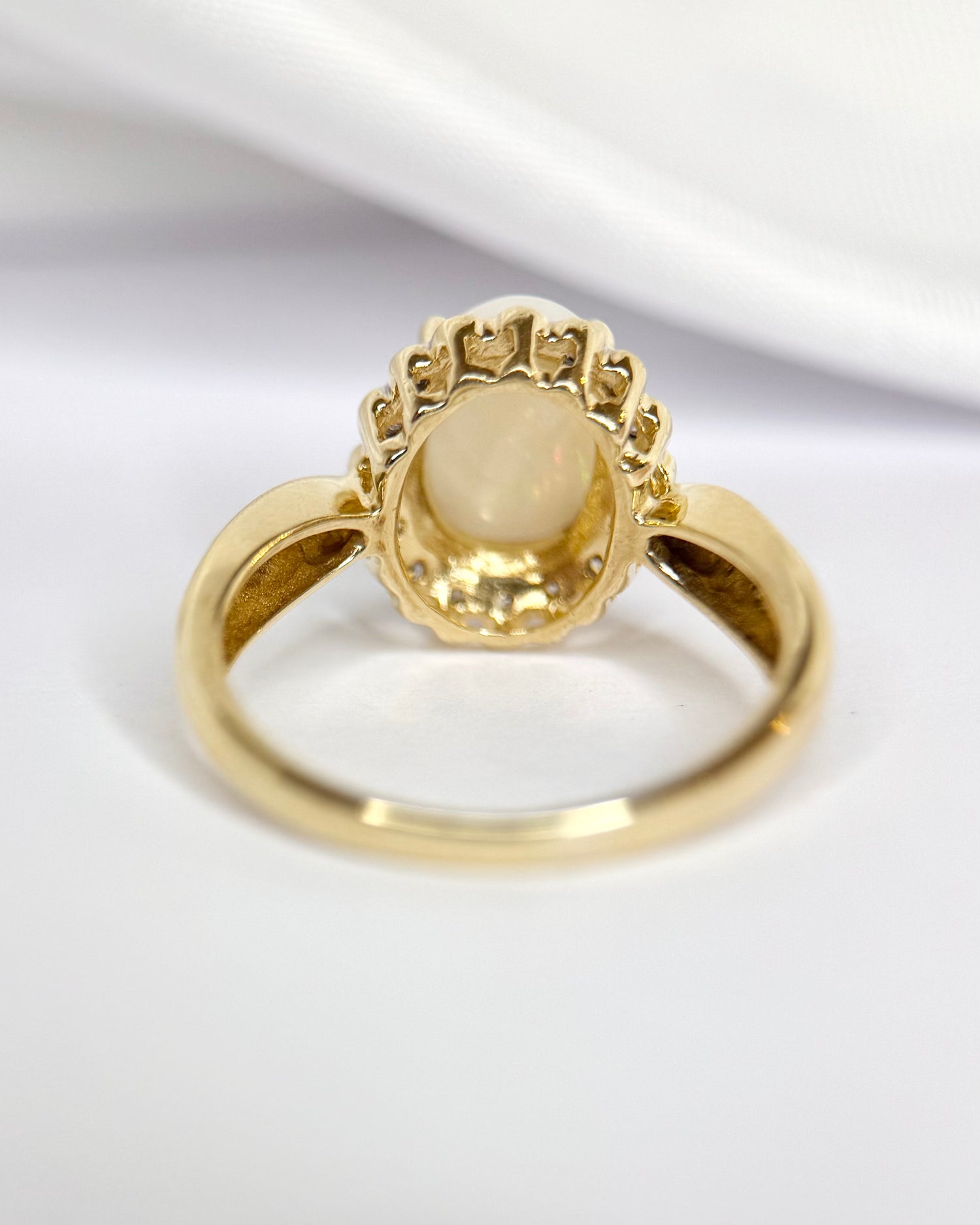 Anillo margarita de ópalo de 0.98 quilates y diamantes de 0.24 quilates «Hinaya»