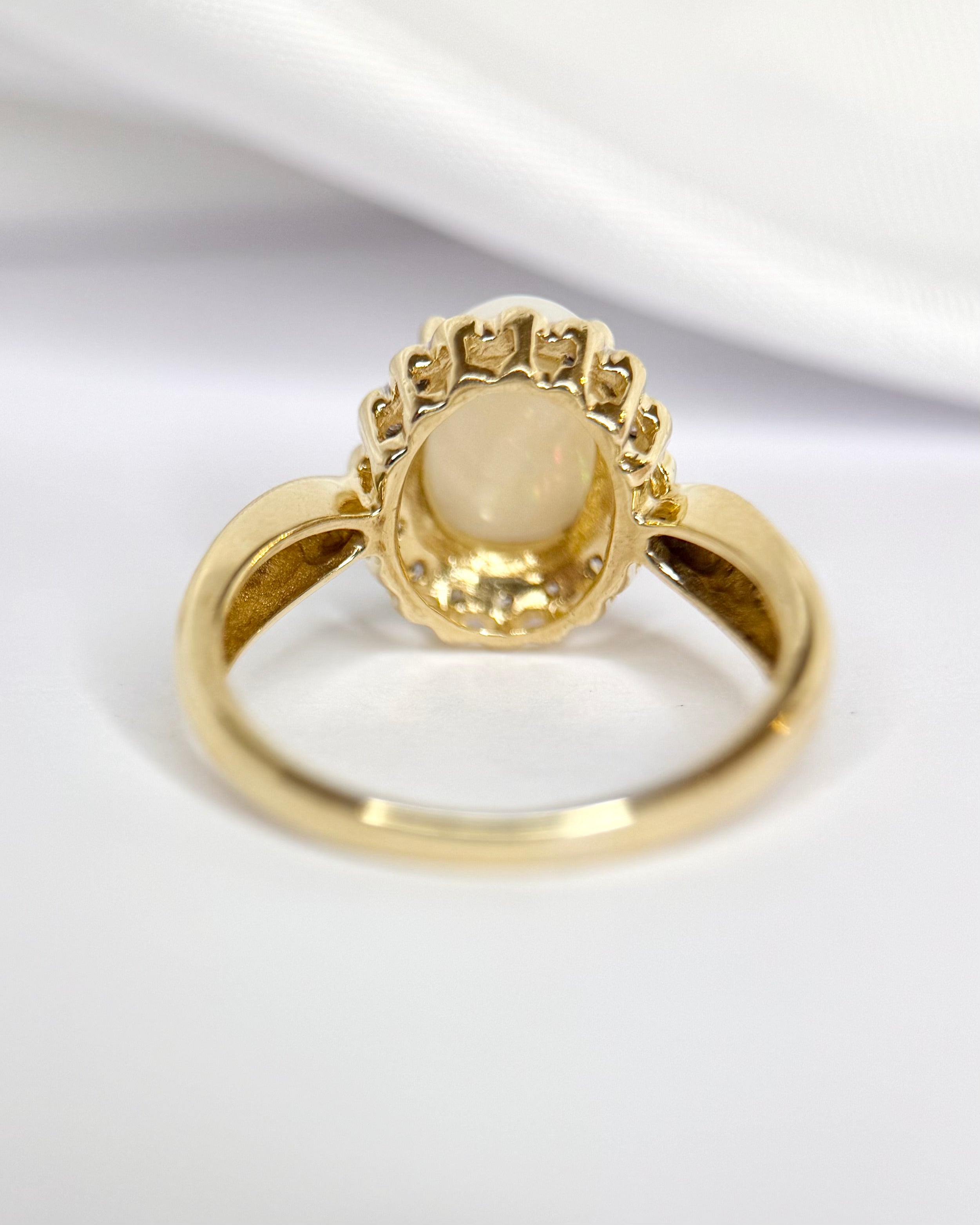 Anillo margarita de ópalo de 0.98 quilates y diamantes de 0.24 quilates «Hinaya»