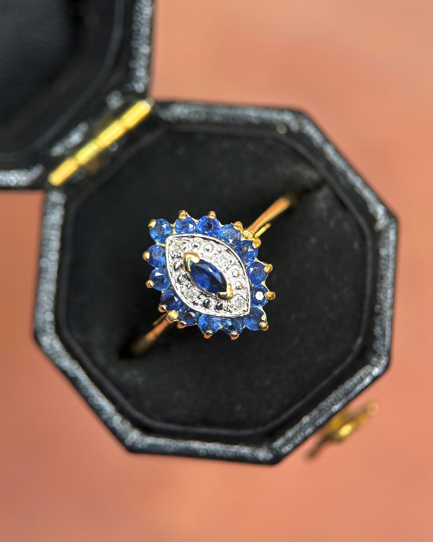 Anillo Marquise con zafiros de 0.47 quilates y diamantes «Angel»