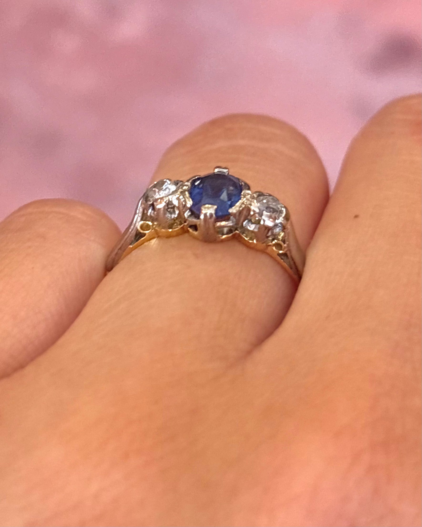 Anillo trilogía de zafiro de 0,55 quilates y diamantes «Surya»