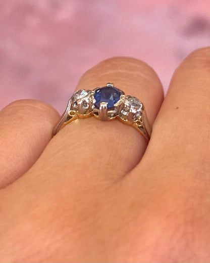 Anillo trilogía de zafiro de 0,55 quilates y diamantes «Surya»