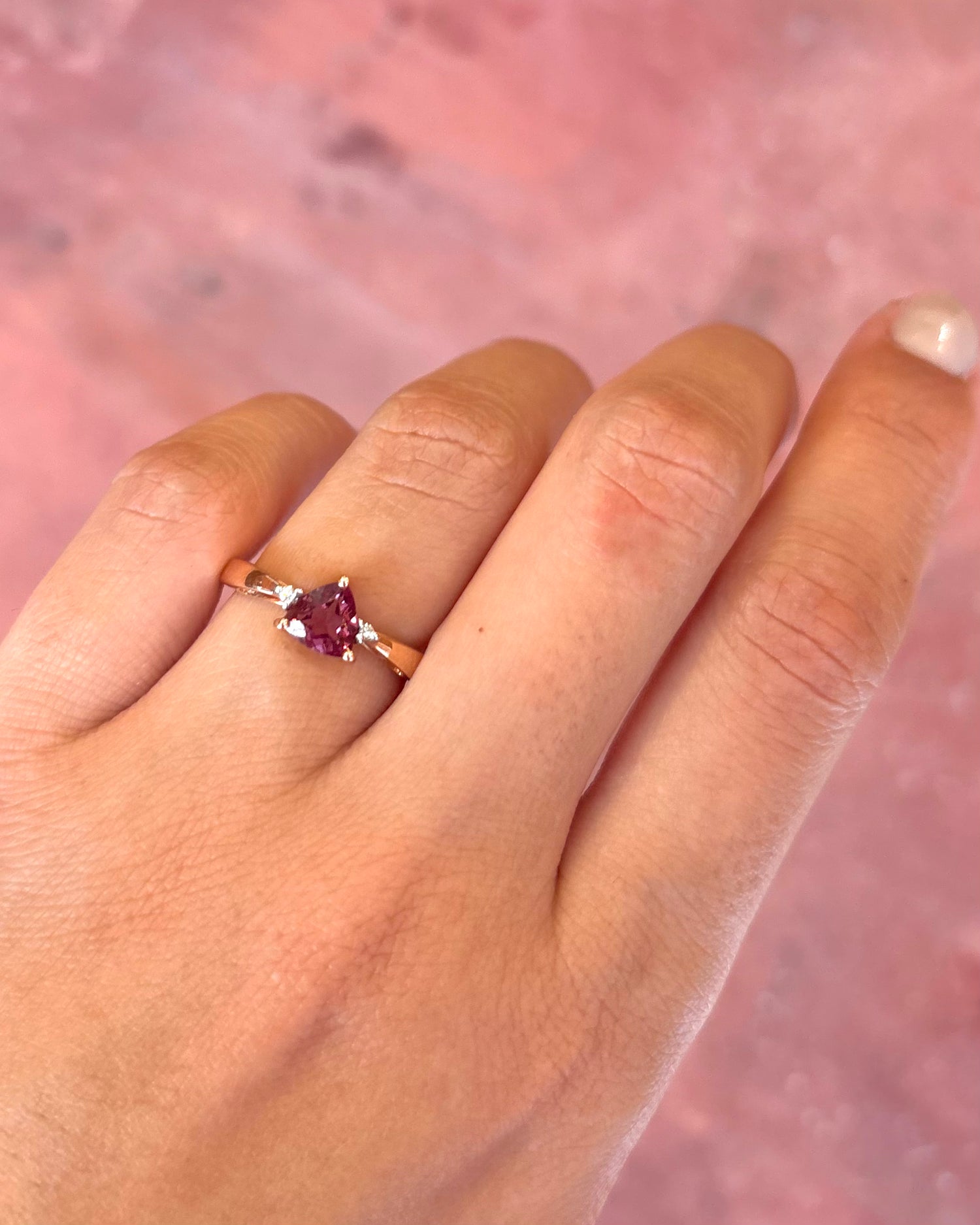 Anillo trilogía de granate de 0,70 quilates y diamantes «Ineya»