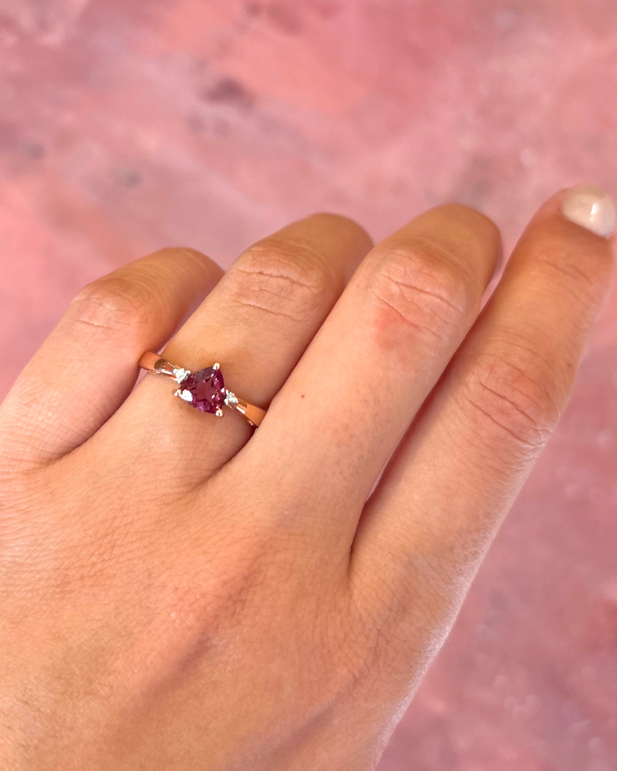 Anillo trilogía de granate de 0,70 quilates y diamantes «Ineya»