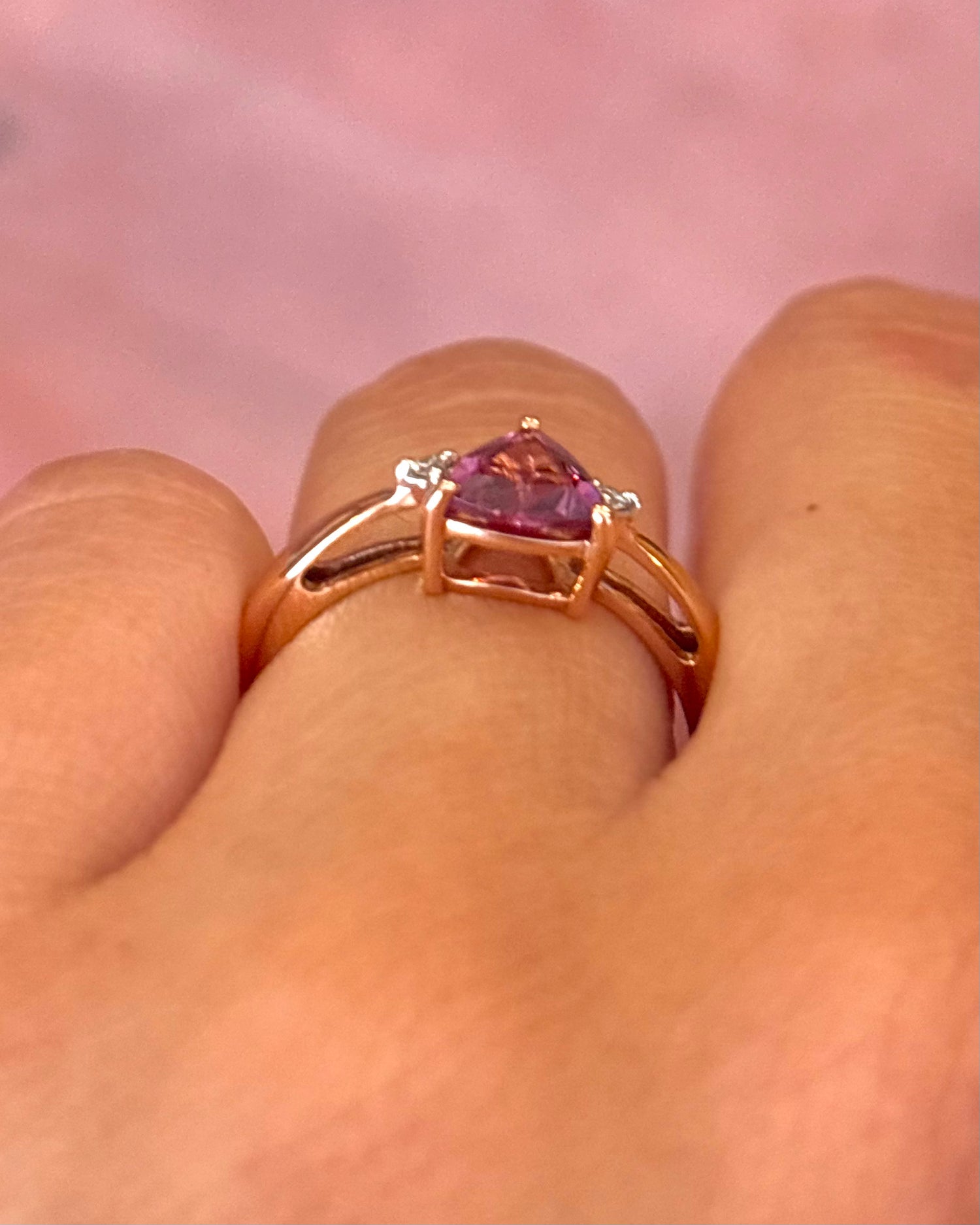 Anillo trilogía de granate de 0,70 quilates y diamantes «Ineya»