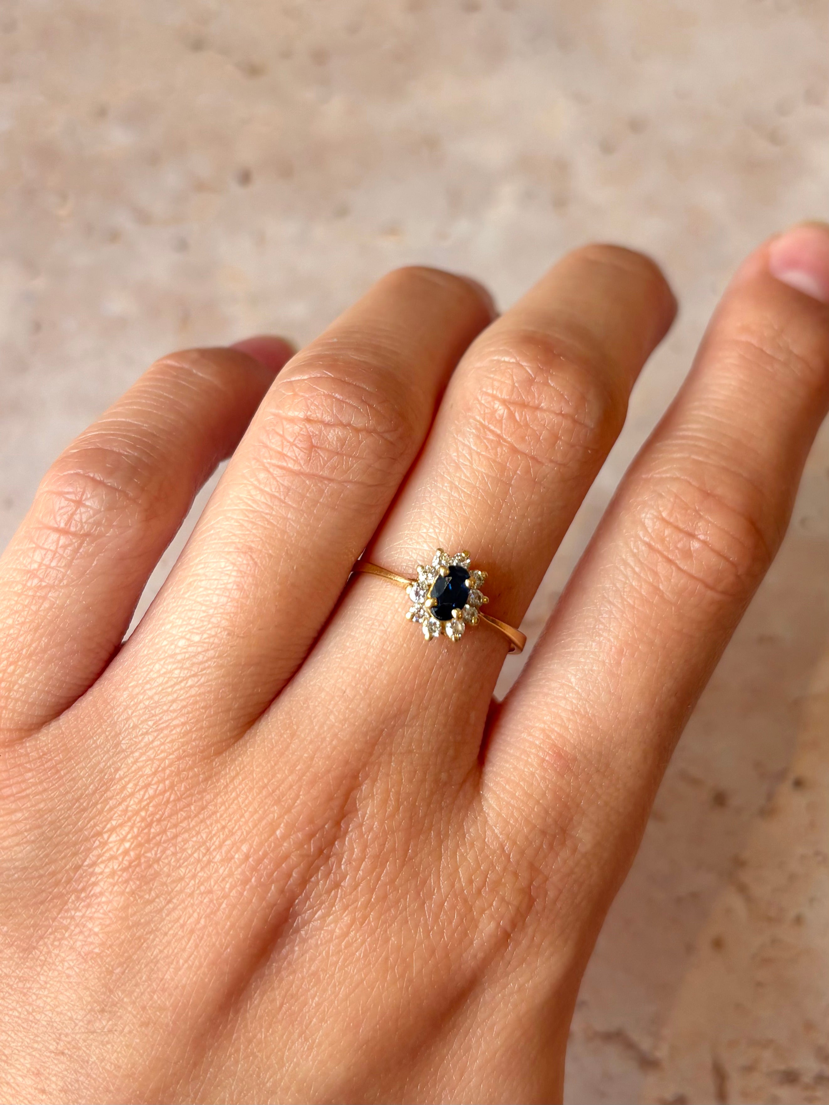 Anillo Marguerite Zafiro y 10 Diamantes "Alienor"