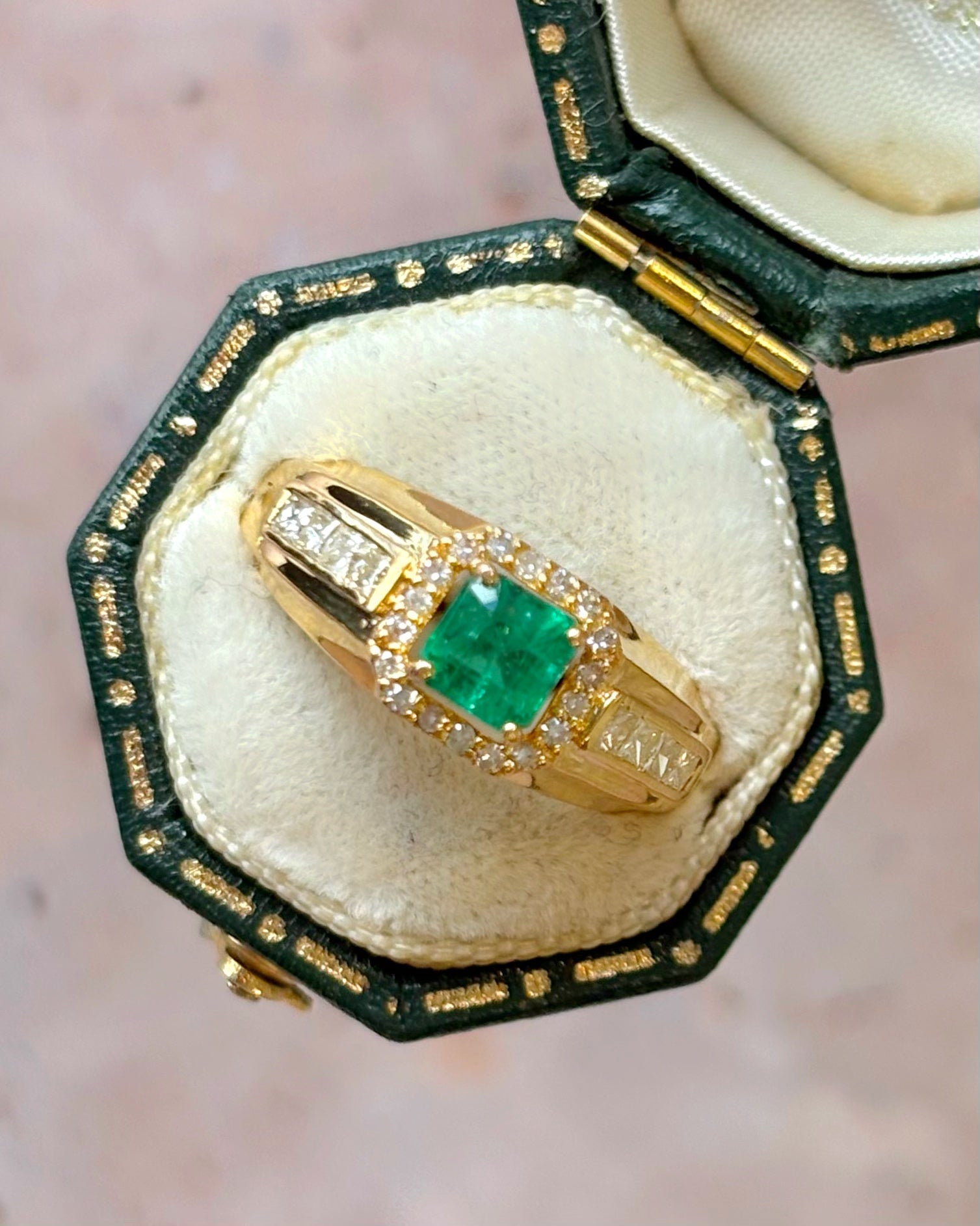 Anillo rígido con esmeralda de 0,62 quilates y 26 diamantes "Tatiana"